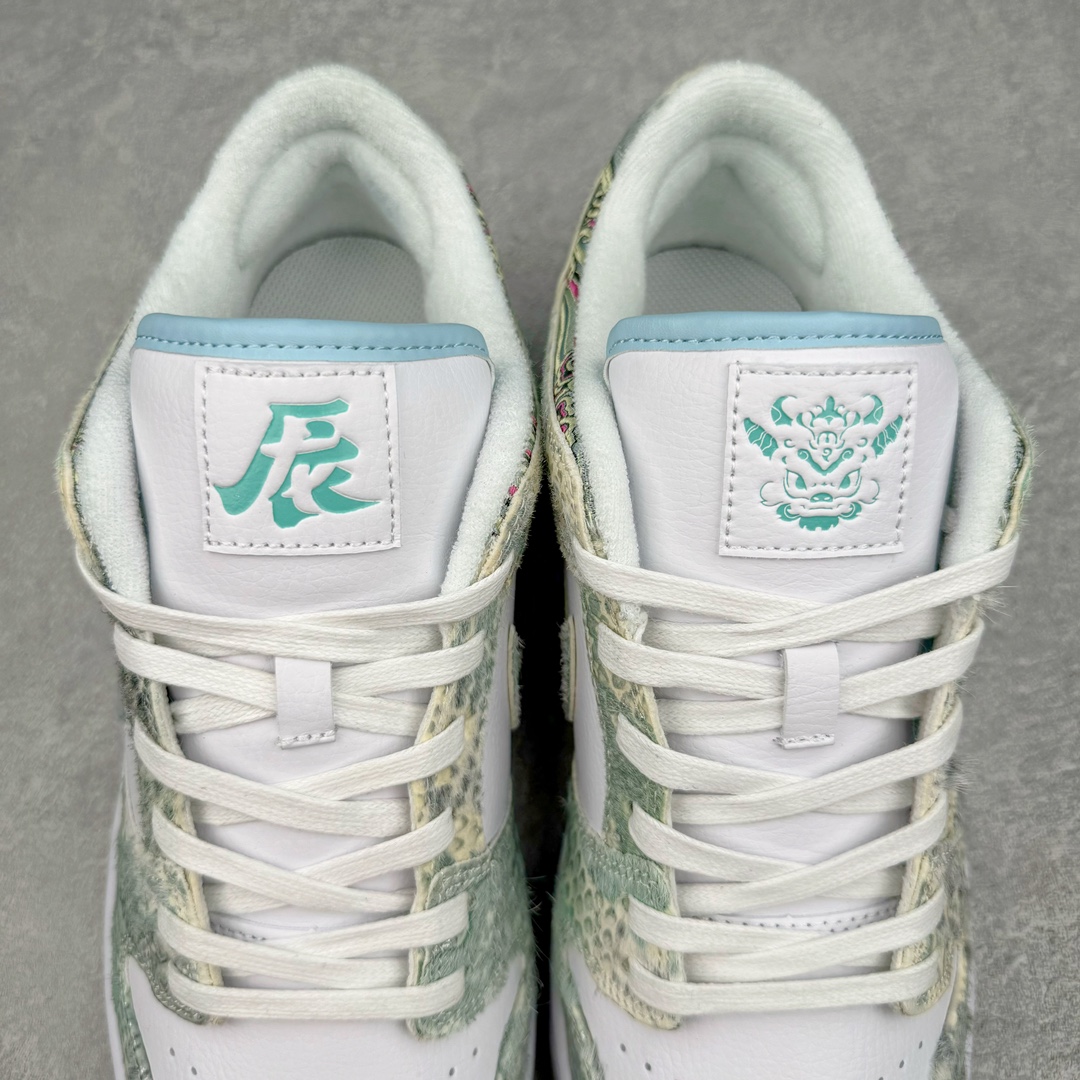 图片[7]-💰300 ＃S2纯原 NK Dunk Low 蒸汽木偶 CNY龙年限定 龙海龙宫三太子 白青 DV0831-101 工艺手法钢印水钩刺绣缝纫 除鞋底外全鞋改造材质仿马毛 皮革 丝绸 口碑大厂出品 品控大底版型不断改良更新品质稳定 全套原纸板楦头开发 确保原汁原味 完美呈现DUNK版型 原厂玻璃冲刀 超高清洁度 全鞋零毛边皮料切割 通过独特多巴胺配色渐变设计、解构麻绳鞋带等细节 让嘻哈元素和潮流元素相结合 尽显帅气本质 设计上尽显特色 百搭耐看 表现出特有的潮流感 整鞋风格鲜明 极具美学 穿出门更是回头率满满 SIZE：36 36.5 37.5 38 38.5 39 40 40.5 41 42 42.5 43 44 44.5 45 46 编码：by3936070-运动鞋