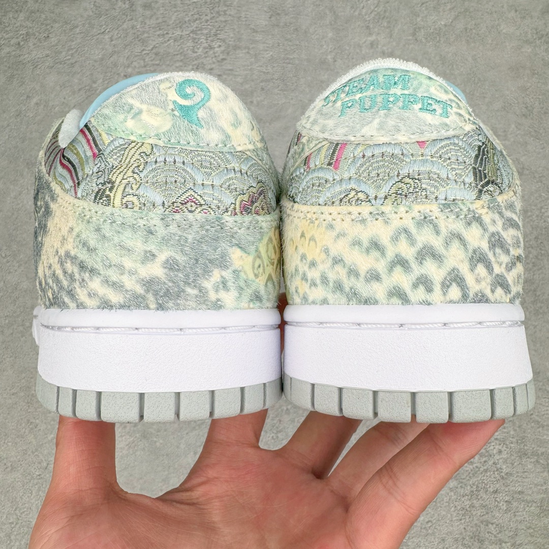 图片[8]-💰300 ＃S2纯原 NK Dunk Low 蒸汽木偶 CNY龙年限定 龙海龙宫三太子 白青 DV0831-101 工艺手法钢印水钩刺绣缝纫 除鞋底外全鞋改造材质仿马毛 皮革 丝绸 口碑大厂出品 品控大底版型不断改良更新品质稳定 全套原纸板楦头开发 确保原汁原味 完美呈现DUNK版型 原厂玻璃冲刀 超高清洁度 全鞋零毛边皮料切割 通过独特多巴胺配色渐变设计、解构麻绳鞋带等细节 让嘻哈元素和潮流元素相结合 尽显帅气本质 设计上尽显特色 百搭耐看 表现出特有的潮流感 整鞋风格鲜明 极具美学 穿出门更是回头率满满 SIZE：36 36.5 37.5 38 38.5 39 40 40.5 41 42 42.5 43 44 44.5 45 46 编码：by3936070-运动鞋