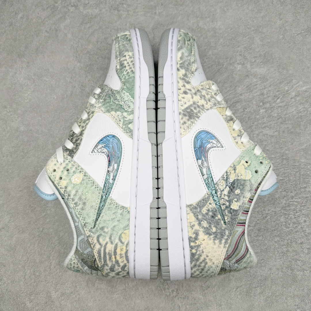 图片[4]-💰300 ＃S2纯原 NK Dunk Low 蒸汽木偶 CNY龙年限定 龙海龙宫三太子 白青 DV0831-101 工艺手法钢印水钩刺绣缝纫 除鞋底外全鞋改造材质仿马毛 皮革 丝绸 口碑大厂出品 品控大底版型不断改良更新品质稳定 全套原纸板楦头开发 确保原汁原味 完美呈现DUNK版型 原厂玻璃冲刀 超高清洁度 全鞋零毛边皮料切割 通过独特多巴胺配色渐变设计、解构麻绳鞋带等细节 让嘻哈元素和潮流元素相结合 尽显帅气本质 设计上尽显特色 百搭耐看 表现出特有的潮流感 整鞋风格鲜明 极具美学 穿出门更是回头率满满 SIZE：36 36.5 37.5 38 38.5 39 40 40.5 41 42 42.5 43 44 44.5 45 46 编码：by3936070-运动鞋