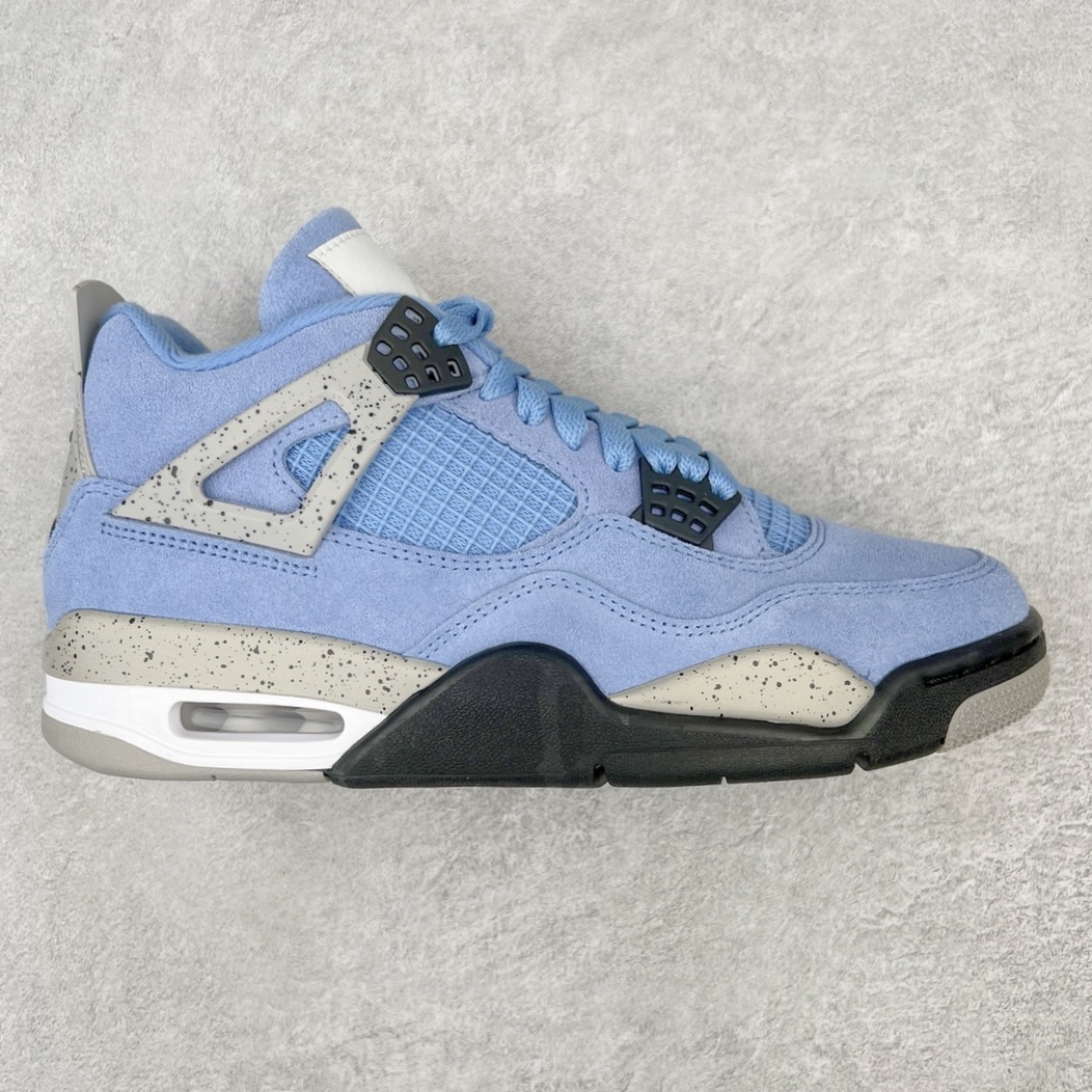 💰460 ＃GX Air Jordan AJ4 Retro SE \”University Blue\”大学蓝 货号：CT8527-400 圈内最强四代 独家外贸特供尺码含 45.5 49.5 50.5 耗时半年巨作 全套原纸板楦头开发 原厂特供皮料加持 确保原汁原味 完美呈现四代版型 一比一鞋头弧度高度鞋身弧度 数据细节工艺流程均保持原鞋一致 原厂TPU网格鞋带扣 正确内里网布 菱角分明不变形无多余毛边 柔软性质感一致于原鞋 市场唯一原厂鞋扣模具 背面可见隐藏注塑口 原厂织唛标 原厂飞人电绣工艺 尾指中部跳三针 独家绑鞋带手法 印刷中底布 四线拉帮 米色美纹纸贴合固定 进口港宝加持 后跟自然饱满 全鞋荧光划线卡点 追求极致完美 每一双都是工艺品 多重QC质检 超越公司货的品控标准 实实在在的免检产品 尺码：40 40.5 41 42 42.5 43 44 44.5 45 45.5 46 47.5 48.5 49.5 50.5 编码：by5936030-运动鞋