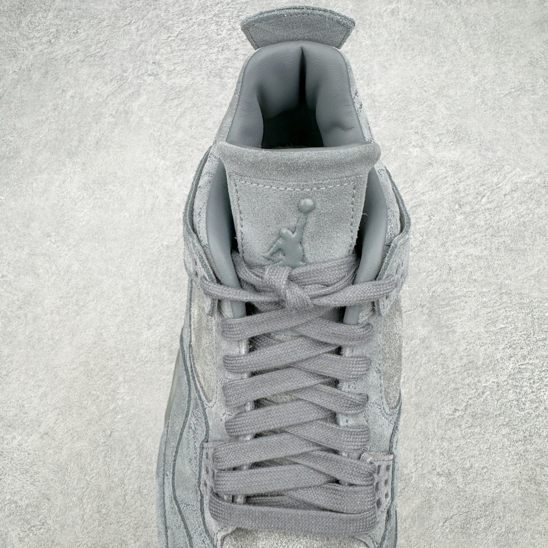 图片[6]-💰590 ＃GX KAWS x Air Jordan AJ4 \”Cool Grey\” 涂鸦联名酷灰 930155-003 圈内最强四代 独家外贸特供尺码含 45.5 49.5 50.5 耗时半年巨作 全套原纸板楦头开发 原厂特供皮料加持 确保原汁原味 完美呈现四代版型 一比一鞋头弧度高度鞋身弧度 数据细节工艺流程均保持原鞋一致 原厂TPU网格鞋带扣 正确内里网布 菱角分明不变形无多余毛边 柔软性质感一致于原鞋 市场唯一原厂鞋扣模具 背面可见隐藏注塑口 原厂织唛标 原厂飞人电绣工艺 尾指中部跳三针 独家绑鞋带手法 印刷中底布 四线拉帮 米色美纹纸贴合固定 进口港宝加持 后跟自然饱满 全鞋荧光划线卡点 追求极致完美 每一双都是工艺品 多重QC质检 超越公司货的品控标准 实实在在的免检产品 尺码：40 40.5 41 42 42.5 43 44 44.5 45 45.5 46 47.5 48.5 49.5 50.5 编码：by6936050-运动鞋