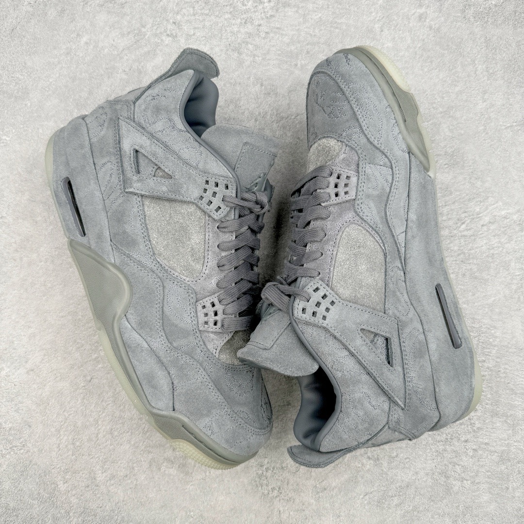 图片[3]-💰590 ＃GX KAWS x Air Jordan AJ4 \”Cool Grey\” 涂鸦联名酷灰 930155-003 圈内最强四代 独家外贸特供尺码含 45.5 49.5 50.5 耗时半年巨作 全套原纸板楦头开发 原厂特供皮料加持 确保原汁原味 完美呈现四代版型 一比一鞋头弧度高度鞋身弧度 数据细节工艺流程均保持原鞋一致 原厂TPU网格鞋带扣 正确内里网布 菱角分明不变形无多余毛边 柔软性质感一致于原鞋 市场唯一原厂鞋扣模具 背面可见隐藏注塑口 原厂织唛标 原厂飞人电绣工艺 尾指中部跳三针 独家绑鞋带手法 印刷中底布 四线拉帮 米色美纹纸贴合固定 进口港宝加持 后跟自然饱满 全鞋荧光划线卡点 追求极致完美 每一双都是工艺品 多重QC质检 超越公司货的品控标准 实实在在的免检产品 尺码：40 40.5 41 42 42.5 43 44 44.5 45 45.5 46 47.5 48.5 49.5 50.5 编码：by6936050-运动鞋