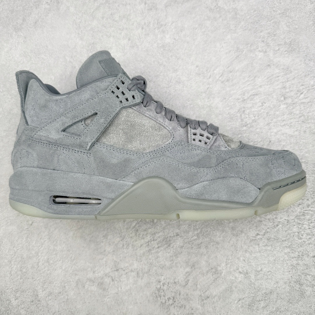 💰590 ＃GX KAWS x Air Jordan AJ4 \”Cool Grey\” 涂鸦联名酷灰 930155-003 圈内最强四代 独家外贸特供尺码含 45.5 49.5 50.5 耗时半年巨作 全套原纸板楦头开发 原厂特供皮料加持 确保原汁原味 完美呈现四代版型 一比一鞋头弧度高度鞋身弧度 数据细节工艺流程均保持原鞋一致 原厂TPU网格鞋带扣 正确内里网布 菱角分明不变形无多余毛边 柔软性质感一致于原鞋 市场唯一原厂鞋扣模具 背面可见隐藏注塑口 原厂织唛标 原厂飞人电绣工艺 尾指中部跳三针 独家绑鞋带手法 印刷中底布 四线拉帮 米色美纹纸贴合固定 进口港宝加持 后跟自然饱满 全鞋荧光划线卡点 追求极致完美 每一双都是工艺品 多重QC质检 超越公司货的品控标准 实实在在的免检产品 尺码：40 40.5 41 42 42.5 43 44 44.5 45 45.5 46 47.5 48.5 49.5 50.5 编码：by6936050-运动鞋