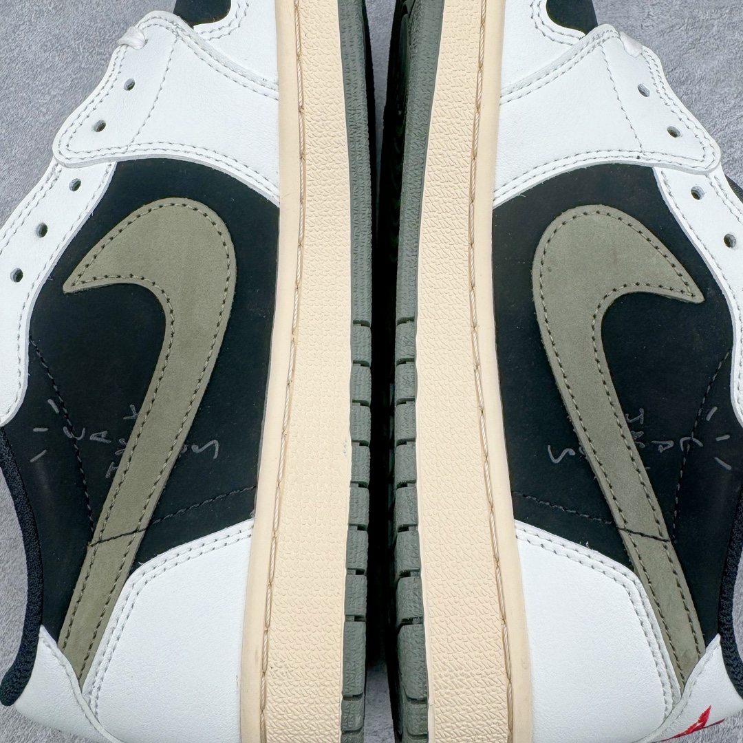 图片[6]-💰190 ＃VT Travis Scott x Air Jordan AJ1 Low OG SP 联名倒钩低帮 全套原纸板楦头开发 确保原汁原味 完美呈现倒钩版型 原档案转印油墨一体 一码一磨具拒绝假半码 此版本只针对中端市场 皮料材质有所更替 其他数据细节工艺流程均保持一致 绝不口嗨 细节品控鞋型随意秒杀市面3XX 4XX 原盒原配 外盒透明胶套 内侧字体 工整带凹凸感 原厂拉帮工艺 针距密度一致 后跟弧度收口自然不对折 极致一眼正品既视感 进口玻璃冲刀皮料裁剪零毛边 承诺百分百一致原鞋 全鞋电脑针车工艺 进口港宝加持 后跟自然饱满 全鞋荧光划线卡点 追求极致完美 每一双都是工艺品 多重QC质检 超越公司货的品控标准 实实在在的免检产品 SIZE：35.5 36 36.5 37.5 38 38.5 39 40 40.5 41 42 42.5 43 44 44.5 45 46 47.5 编码：by2936060-运动鞋