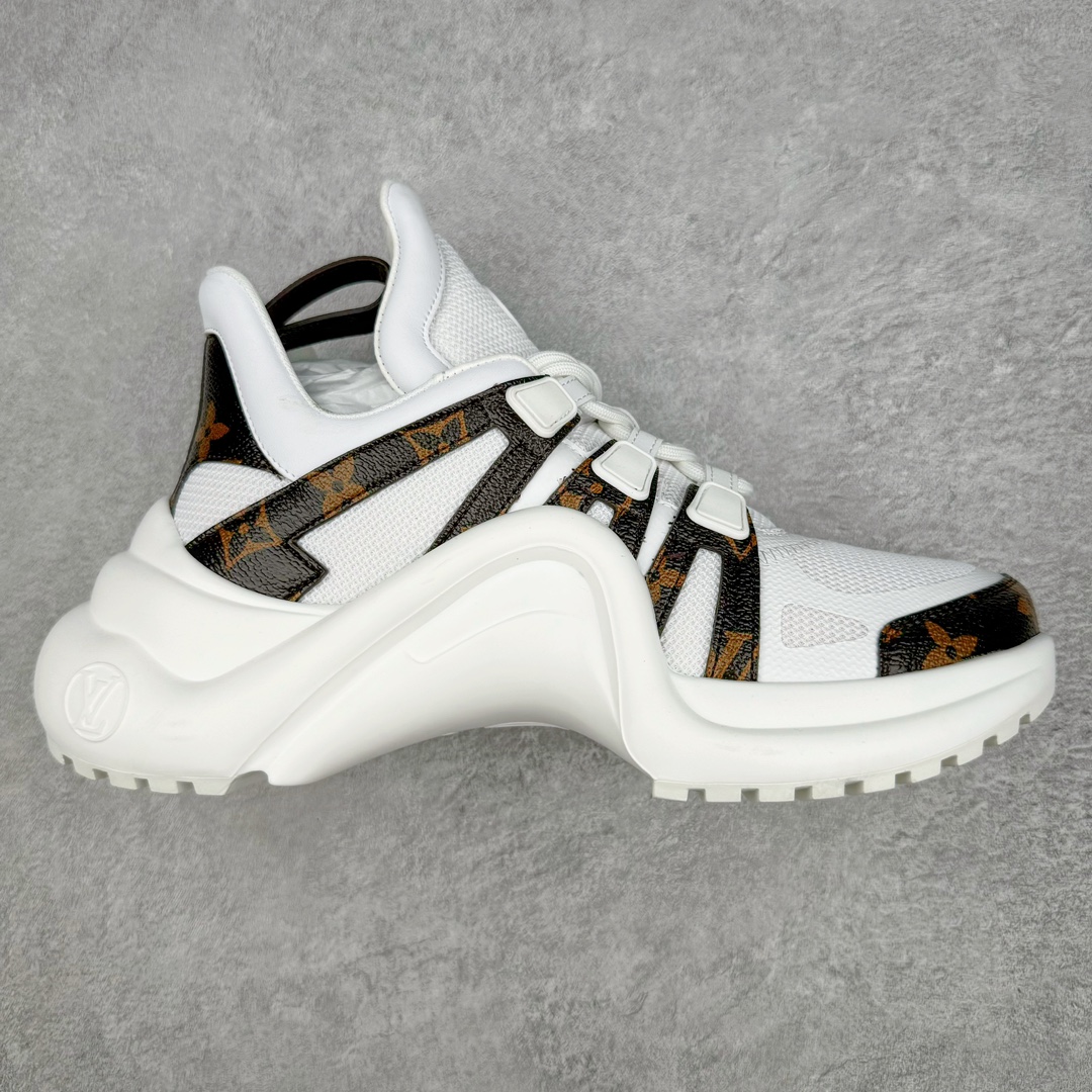 💰440 ＃ZS Louis Vuitton Archlight Sneakers LV Archlight 老爹鞋 2024首发全新糖果系配色！限量款！时尚圈新宠深爱有加，使得大家的目光再一次聚焦到了LV这双老爹鞋身上。受邀Lv 2024早春Trunk show👋。每个拼色的材质都是原版独家定制，与正品一致！采用上抢眼的波浪形鞋底和大型鞋舌，搭载运动气息十足的超弹性跑鞋风格橡胶外底，注目度十足，再配合上由多种高科技布料打造柔软弹力鞋面，并且提供多种色彩选择，包括经典的Monogram 帆布色调，成功在Dad Shoes 热潮中突围而出。推荐入手，让你腿显细到怀疑人生…🕶史上最酷的鞋谁穿谁回头率爆表，后跟增高约5.5cm，大底最高厚度约8mm面料:环保TPU和进口牛皮拼接内里:牛皮内里大底:  抽真空发泡和TPU组合大底 Size：35 36 37 38 39 40 编码：by5936010-运动鞋