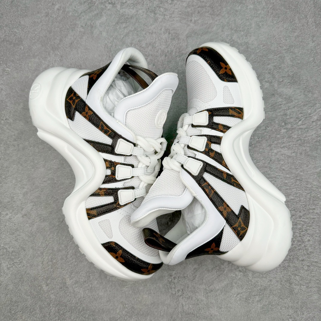 图片[3]-💰440 ＃ZS Louis Vuitton Archlight Sneakers LV Archlight 老爹鞋 2024首发全新糖果系配色！限量款！时尚圈新宠深爱有加，使得大家的目光再一次聚焦到了LV这双老爹鞋身上。受邀Lv 2024早春Trunk show👋。每个拼色的材质都是原版独家定制，与正品一致！采用上抢眼的波浪形鞋底和大型鞋舌，搭载运动气息十足的超弹性跑鞋风格橡胶外底，注目度十足，再配合上由多种高科技布料打造柔软弹力鞋面，并且提供多种色彩选择，包括经典的Monogram 帆布色调，成功在Dad Shoes 热潮中突围而出。推荐入手，让你腿显细到怀疑人生…🕶史上最酷的鞋谁穿谁回头率爆表，后跟增高约5.5cm，大底最高厚度约8mm面料:环保TPU和进口牛皮拼接内里:牛皮内里大底:  抽真空发泡和TPU组合大底 Size：35 36 37 38 39 40 编码：by5936010-运动鞋