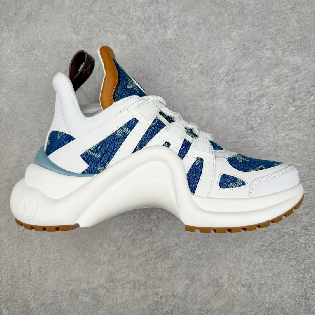 💰440 ＃ZS Louis Vuitton Archlight Sneakers LV Archlight 老爹鞋 2024首发全新糖果系配色！限量款！时尚圈新宠深爱有加，使得大家的目光再一次聚焦到了LV这双老爹鞋身上。受邀Lv 2024早春Trunk show👋。每个拼色的材质都是原版独家定制，与正品一致！采用上抢眼的波浪形鞋底和大型鞋舌，搭载运动气息十足的超弹性跑鞋风格橡胶外底，注目度十足，再配合上由多种高科技布料打造柔软弹力鞋面，并且提供多种色彩选择，包括经典的Monogram 帆布色调，成功在Dad Shoes 热潮中突围而出。推荐入手，让你腿显细到怀疑人生…🕶史上最酷的鞋谁穿谁回头率爆表，后跟增高约5.5cm，大底最高厚度约8mm面料:环保TPU和进口牛皮拼接内里:牛皮内里大底:  抽真空发泡和TPU组合大底 Size：35 36 37 38 39 40 编码：by5936010-运动鞋