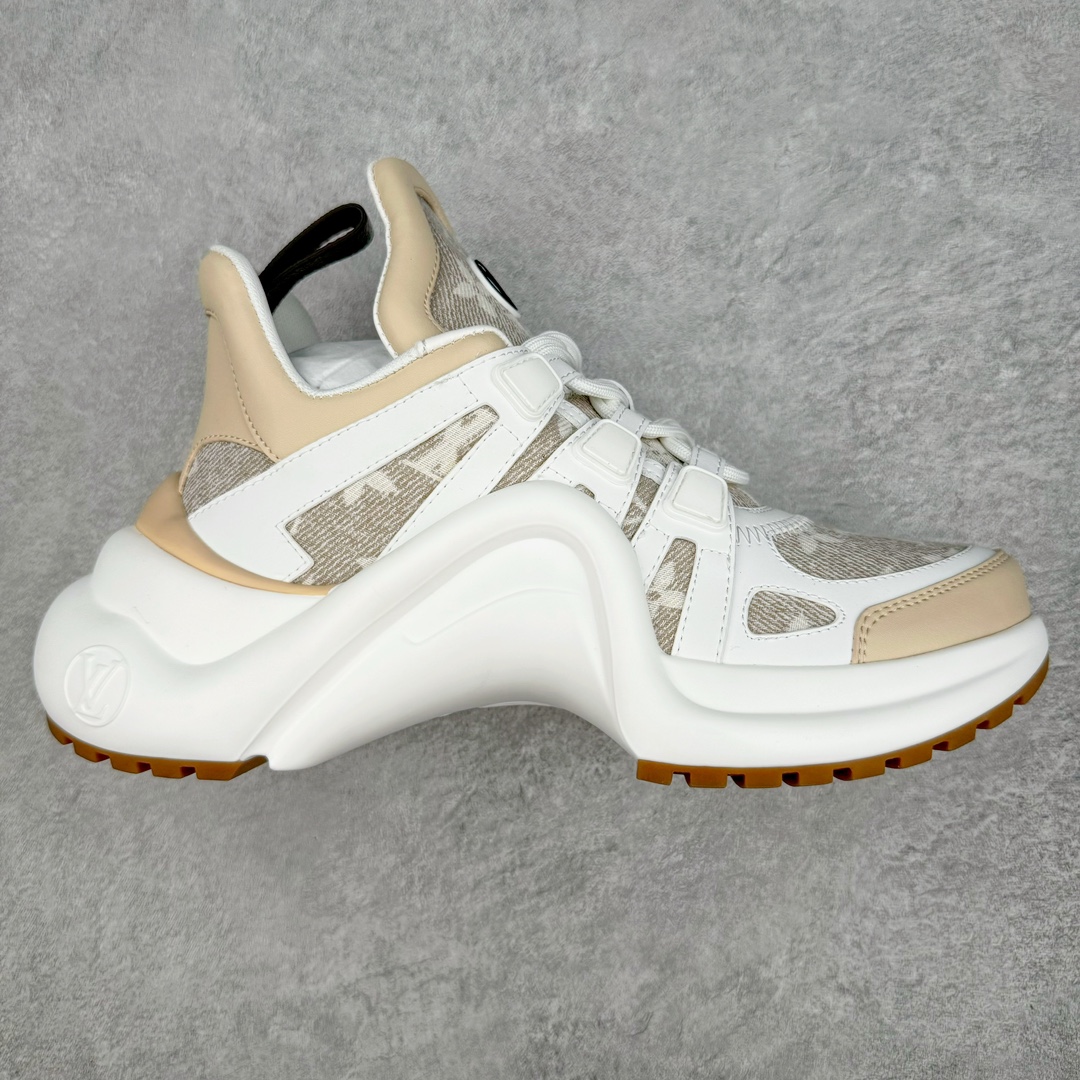 💰440 ＃ZS Louis Vuitton Archlight Sneakers LV Archlight 老爹鞋 2024首发全新糖果系配色！限量款！时尚圈新宠深爱有加，使得大家的目光再一次聚焦到了LV这双老爹鞋身上。受邀Lv 2024早春Trunk show👋。每个拼色的材质都是原版独家定制，与正品一致！采用上抢眼的波浪形鞋底和大型鞋舌，搭载运动气息十足的超弹性跑鞋风格橡胶外底，注目度十足，再配合上由多种高科技布料打造柔软弹力鞋面，并且提供多种色彩选择，包括经典的Monogram 帆布色调，成功在Dad Shoes 热潮中突围而出。推荐入手，让你腿显细到怀疑人生…🕶史上最酷的鞋谁穿谁回头率爆表，后跟增高约5.5cm，大底最高厚度约8mm面料:环保TPU和进口牛皮拼接内里:牛皮内里大底:  抽真空发泡和TPU组合大底 Size：35 36 37 38 39 40 编码：by5936010-运动鞋