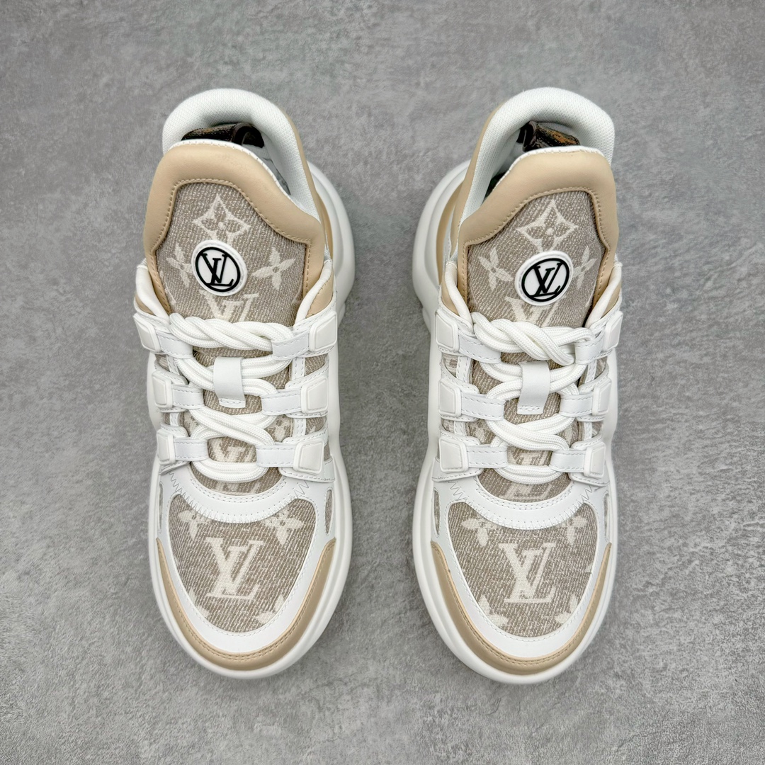 图片[2]-💰440 ＃ZS Louis Vuitton Archlight Sneakers LV Archlight 老爹鞋 2024首发全新糖果系配色！限量款！时尚圈新宠深爱有加，使得大家的目光再一次聚焦到了LV这双老爹鞋身上。受邀Lv 2024早春Trunk show👋。每个拼色的材质都是原版独家定制，与正品一致！采用上抢眼的波浪形鞋底和大型鞋舌，搭载运动气息十足的超弹性跑鞋风格橡胶外底，注目度十足，再配合上由多种高科技布料打造柔软弹力鞋面，并且提供多种色彩选择，包括经典的Monogram 帆布色调，成功在Dad Shoes 热潮中突围而出。推荐入手，让你腿显细到怀疑人生…🕶史上最酷的鞋谁穿谁回头率爆表，后跟增高约5.5cm，大底最高厚度约8mm面料:环保TPU和进口牛皮拼接内里:牛皮内里大底:  抽真空发泡和TPU组合大底 Size：35 36 37 38 39 40 编码：by5936010-运动鞋