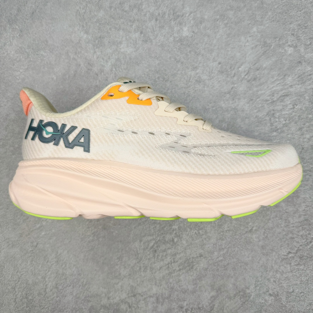 💰160 HOKA ONE ONE Clifton 克里夫顿9代专业性能减震公路跑步鞋 轻盈透气的针织网面和纱线的使用让鞋面更挺拔 增强鞋面的强度和支撑性能 搭配柔软的鞋舌 让双脚在舒适包裹中跑的更加畅快 全新泡棉中底 柔软的同时增强回弹性能 为不同跑者提供更平稳流畅的脚感 带来全面的缓冲保护 根据人体工程学设计的延长拉襟 后跟处弹软的海绵填充舒适固定 避免掉跟和摩擦 相比上一代光滑的内衬 Clifton 9的内衬增强了摩擦力 避免双脚在鞋内滑动 SIZE：36 36.5 37.5 38 38.5 39 40 40.5 41 42 42.5 43 44 44.5 45 编码：Bby2936030-运动鞋