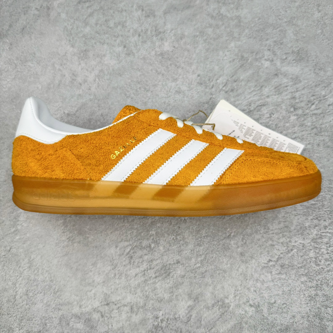 图片[3]-💰190 ＃HP纯原 AD Original Gazelle Indoor Trainers 瞪羚室内鞋系列低帮复古百搭休闲运动德训风板鞋 高端零售特供批次 原厂定制长毛翻毛皮组合环保纤维革鞋面材质 内置环保海玻璃鞋垫 外置RB橡胶大底 产品品控稳定性领先行业 原厂全套原楦原纸板冲刀磨具开发 原厂皮料加持 原厂港宝加持定型后跟R度完美 将复古进行到底 简约流畅 三十年不变经典 这款Gazelle运动鞋 无论面料、配色、质感或设计 都只在重现其1991年原款的经典 皮革鞋面 撞色三条纹和鞋跟标的设计 力求呈现90年代的经典复古风潮 Samba火热的同时 也带动了其它的复古鞋型 Gazelle便是其中一只 Gazelle Indoor拥有包边更宽的T字型鞋头 更好的保护运动员的前掌 浓浓的复古氛围感 非常适合现在流行的Cleanfit风格 尺码：35.5 36 36⅔ 37⅓ 38 38⅔ 39⅓ 40 40⅔ 41⅓ 42 42⅔ 43⅓ 44 44⅔ 45 编码：by2936060-运动鞋