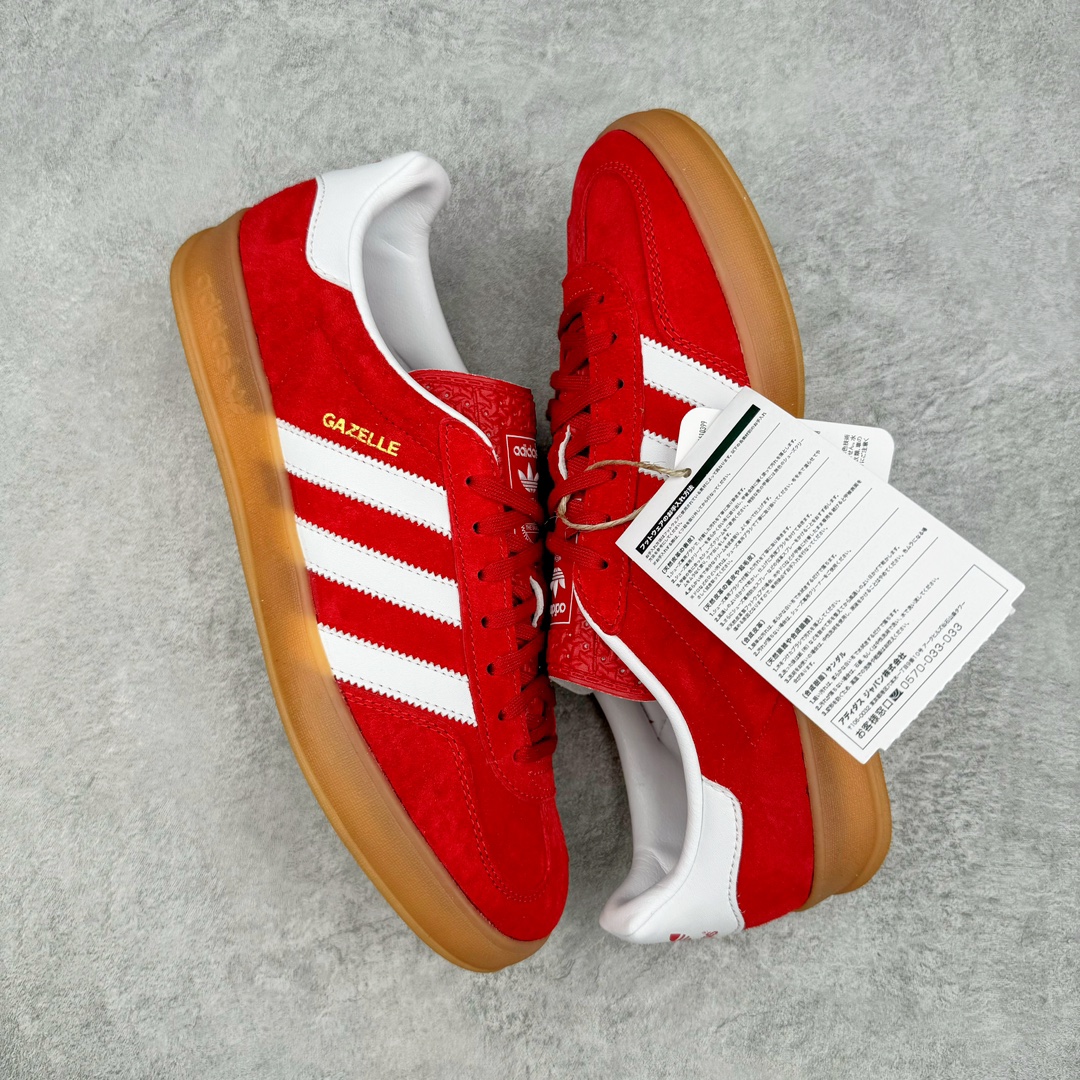 图片[3]-💰190 ＃HP纯原 AD Original Gazelle Indoor Trainers 瞪羚室内鞋系列低帮复古百搭休闲运动德训风板鞋 麂皮生胶底 HO6261 高端零售特供批次 原厂定制长毛翻毛皮组合环保纤维革鞋面材质 内置环保海玻璃鞋垫 外置RB橡胶大底 产品品控稳定性领先行业 原厂全套原楦原纸板冲刀磨具开发 原厂皮料加持 原厂港宝加持定型后跟R度完美 将复古进行到底 简约流畅 三十年不变经典 这款Gazelle运动鞋 无论面料、配色、质感或设计 都只在重现其1991年原款的经典 皮革鞋面 撞色三条纹和鞋跟标的设计 力求呈现90年代的经典复古风潮 Samba火热的同时 也带动了其它的复古鞋型 Gazelle便是其中一只 Gazelle Indoor拥有包边更宽的T字型鞋头 更好的保护运动员的前掌 浓浓的复古氛围感 非常适合现在流行的Cleanfit风格 尺码：35.5 36 36⅔ 37⅓ 38 38⅔ 39⅓ 40 40⅔ 41⅓ 42 42⅔ 43⅓ 44 44⅔ 45 编码：by2936060-运动鞋