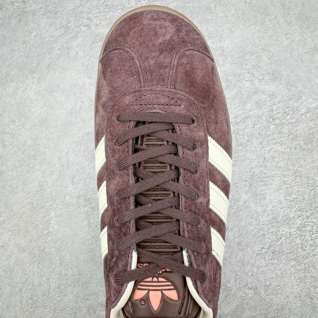 图片[4]-💰190 ＃HP纯原 AD Original Gazelle Trainers 瞪羚室内鞋系列低帮复古百搭休闲运动德训风板鞋 IF3233 高端零售特供批次 原厂定制长毛翻毛皮组合环保纤维革鞋面材质 内置环保海玻璃鞋垫 外置RB橡胶大底 产品品控稳定性领先行业 原厂全套原楦原纸板冲刀磨具开发 原厂皮料加持 原厂港宝加持定型后跟R度完美 将复古进行到底 简约流畅 三十年不变经典 这款Gazelle运动鞋 无论面料、配色、质感或设计 都只在重现其1991年原款的经典 皮革鞋面 撞色三条纹和鞋跟标的设计 力求呈现90年代的经典复古风潮 Samba火热的同时 也带动了其它的复古鞋型 Gazelle便是其中一只 Gazelle Indoor拥有包边更宽的T字型鞋头 更好的保护运动员的前掌 浓浓的复古氛围感 非常适合现在流行的Cleanfit风格 尺码：35.5 36 36⅔ 37⅓ 38 38⅔ 39⅓ 40 40⅔ 41⅓ 42 42⅔ 43⅓ 44 44⅔ 45 编码：by2936060-运动鞋