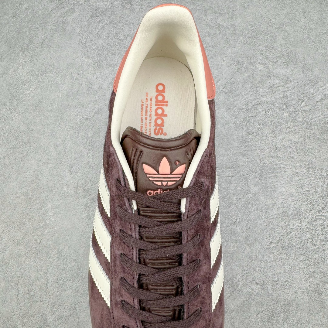 图片[5]-💰190 ＃HP纯原 AD Original Gazelle Trainers 瞪羚室内鞋系列低帮复古百搭休闲运动德训风板鞋 IF3233 高端零售特供批次 原厂定制长毛翻毛皮组合环保纤维革鞋面材质 内置环保海玻璃鞋垫 外置RB橡胶大底 产品品控稳定性领先行业 原厂全套原楦原纸板冲刀磨具开发 原厂皮料加持 原厂港宝加持定型后跟R度完美 将复古进行到底 简约流畅 三十年不变经典 这款Gazelle运动鞋 无论面料、配色、质感或设计 都只在重现其1991年原款的经典 皮革鞋面 撞色三条纹和鞋跟标的设计 力求呈现90年代的经典复古风潮 Samba火热的同时 也带动了其它的复古鞋型 Gazelle便是其中一只 Gazelle Indoor拥有包边更宽的T字型鞋头 更好的保护运动员的前掌 浓浓的复古氛围感 非常适合现在流行的Cleanfit风格 尺码：35.5 36 36⅔ 37⅓ 38 38⅔ 39⅓ 40 40⅔ 41⅓ 42 42⅔ 43⅓ 44 44⅔ 45 编码：by2936060-运动鞋