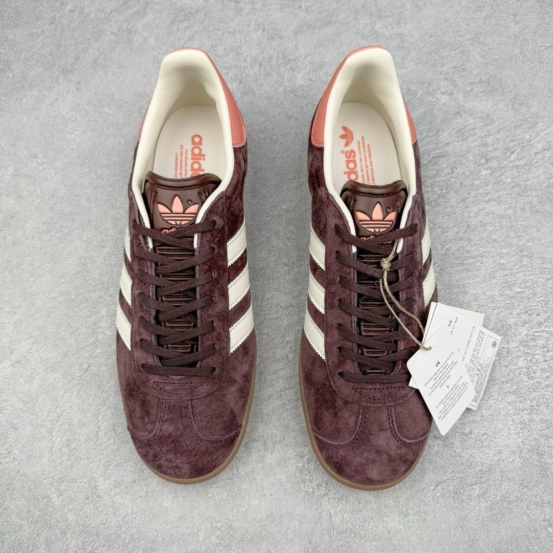 图片[2]-💰190 ＃HP纯原 AD Original Gazelle Trainers 瞪羚室内鞋系列低帮复古百搭休闲运动德训风板鞋 IF3233 高端零售特供批次 原厂定制长毛翻毛皮组合环保纤维革鞋面材质 内置环保海玻璃鞋垫 外置RB橡胶大底 产品品控稳定性领先行业 原厂全套原楦原纸板冲刀磨具开发 原厂皮料加持 原厂港宝加持定型后跟R度完美 将复古进行到底 简约流畅 三十年不变经典 这款Gazelle运动鞋 无论面料、配色、质感或设计 都只在重现其1991年原款的经典 皮革鞋面 撞色三条纹和鞋跟标的设计 力求呈现90年代的经典复古风潮 Samba火热的同时 也带动了其它的复古鞋型 Gazelle便是其中一只 Gazelle Indoor拥有包边更宽的T字型鞋头 更好的保护运动员的前掌 浓浓的复古氛围感 非常适合现在流行的Cleanfit风格 尺码：35.5 36 36⅔ 37⅓ 38 38⅔ 39⅓ 40 40⅔ 41⅓ 42 42⅔ 43⅓ 44 44⅔ 45 编码：by2936060-运动鞋