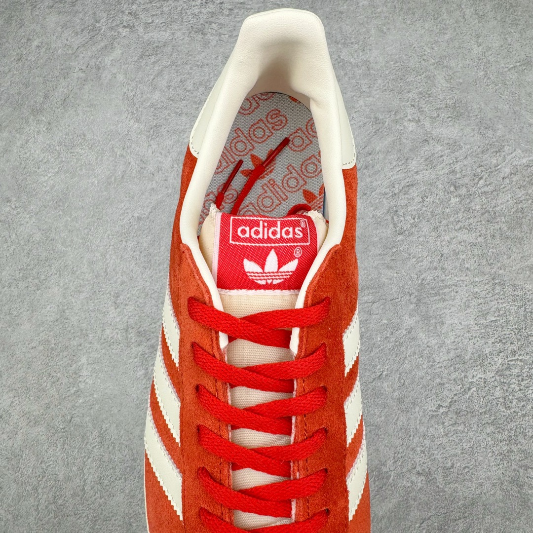 图片[5]-💰190 ＃HP纯原 AD Original Gazelle Trainers 瞪羚室内鞋系列低帮复古百搭休闲运动德训风板鞋 GY7339 高端零售特供批次 原厂定制长毛翻毛皮组合环保纤维革鞋面材质 内置环保海玻璃鞋垫 外置RB橡胶大底 产品品控稳定性领先行业 原厂全套原楦原纸板冲刀磨具开发 原厂皮料加持 原厂港宝加持定型后跟R度完美 将复古进行到底 简约流畅 三十年不变经典 这款Gazelle运动鞋 无论面料、配色、质感或设计 都只在重现其1991年原款的经典 皮革鞋面 撞色三条纹和鞋跟标的设计 力求呈现90年代的经典复古风潮 Samba火热的同时 也带动了其它的复古鞋型 Gazelle便是其中一只 Gazelle Indoor拥有包边更宽的T字型鞋头 更好的保护运动员的前掌 浓浓的复古氛围感 非常适合现在流行的Cleanfit风格 尺码：35.5 36 36⅔ 37⅓ 38 38⅔ 39⅓ 40 40⅔ 41⅓ 42 42⅔ 43⅓ 44 44⅔ 45 编码：by2936060-运动鞋