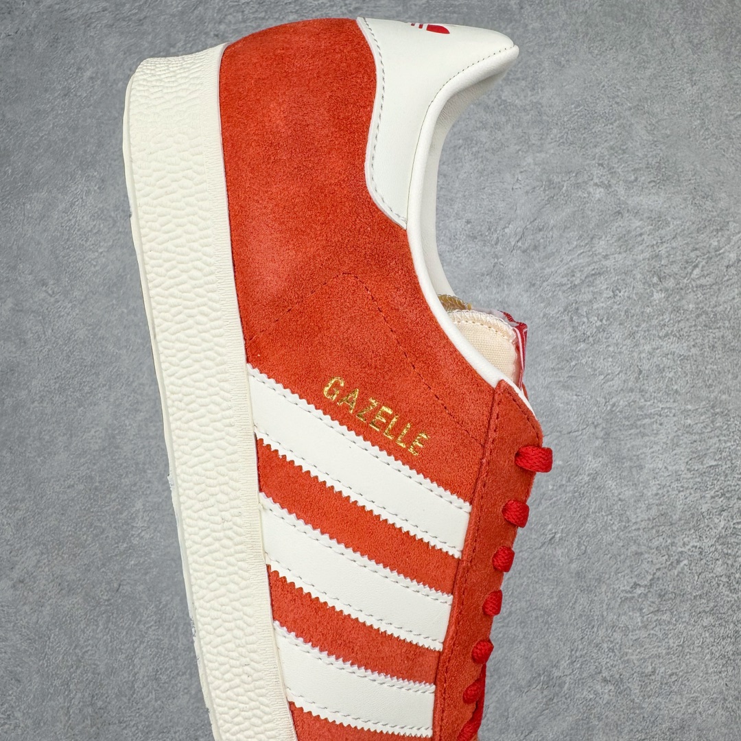 图片[6]-💰190 ＃HP纯原 AD Original Gazelle Trainers 瞪羚室内鞋系列低帮复古百搭休闲运动德训风板鞋 GY7339 高端零售特供批次 原厂定制长毛翻毛皮组合环保纤维革鞋面材质 内置环保海玻璃鞋垫 外置RB橡胶大底 产品品控稳定性领先行业 原厂全套原楦原纸板冲刀磨具开发 原厂皮料加持 原厂港宝加持定型后跟R度完美 将复古进行到底 简约流畅 三十年不变经典 这款Gazelle运动鞋 无论面料、配色、质感或设计 都只在重现其1991年原款的经典 皮革鞋面 撞色三条纹和鞋跟标的设计 力求呈现90年代的经典复古风潮 Samba火热的同时 也带动了其它的复古鞋型 Gazelle便是其中一只 Gazelle Indoor拥有包边更宽的T字型鞋头 更好的保护运动员的前掌 浓浓的复古氛围感 非常适合现在流行的Cleanfit风格 尺码：35.5 36 36⅔ 37⅓ 38 38⅔ 39⅓ 40 40⅔ 41⅓ 42 42⅔ 43⅓ 44 44⅔ 45 编码：by2936060-运动鞋