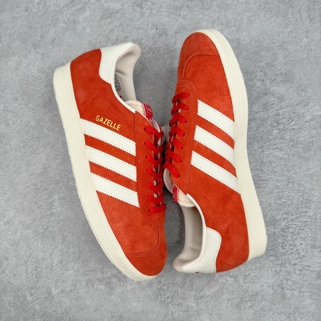 图片[3]-💰190 ＃HP纯原 AD Original Gazelle Trainers 瞪羚室内鞋系列低帮复古百搭休闲运动德训风板鞋 GY7339 高端零售特供批次 原厂定制长毛翻毛皮组合环保纤维革鞋面材质 内置环保海玻璃鞋垫 外置RB橡胶大底 产品品控稳定性领先行业 原厂全套原楦原纸板冲刀磨具开发 原厂皮料加持 原厂港宝加持定型后跟R度完美 将复古进行到底 简约流畅 三十年不变经典 这款Gazelle运动鞋 无论面料、配色、质感或设计 都只在重现其1991年原款的经典 皮革鞋面 撞色三条纹和鞋跟标的设计 力求呈现90年代的经典复古风潮 Samba火热的同时 也带动了其它的复古鞋型 Gazelle便是其中一只 Gazelle Indoor拥有包边更宽的T字型鞋头 更好的保护运动员的前掌 浓浓的复古氛围感 非常适合现在流行的Cleanfit风格 尺码：35.5 36 36⅔ 37⅓ 38 38⅔ 39⅓ 40 40⅔ 41⅓ 42 42⅔ 43⅓ 44 44⅔ 45 编码：by2936060-运动鞋