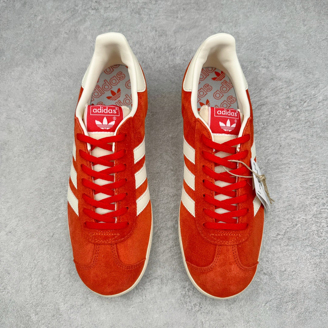 图片[2]-💰190 ＃HP纯原 AD Original Gazelle Trainers 瞪羚室内鞋系列低帮复古百搭休闲运动德训风板鞋 GY7339 高端零售特供批次 原厂定制长毛翻毛皮组合环保纤维革鞋面材质 内置环保海玻璃鞋垫 外置RB橡胶大底 产品品控稳定性领先行业 原厂全套原楦原纸板冲刀磨具开发 原厂皮料加持 原厂港宝加持定型后跟R度完美 将复古进行到底 简约流畅 三十年不变经典 这款Gazelle运动鞋 无论面料、配色、质感或设计 都只在重现其1991年原款的经典 皮革鞋面 撞色三条纹和鞋跟标的设计 力求呈现90年代的经典复古风潮 Samba火热的同时 也带动了其它的复古鞋型 Gazelle便是其中一只 Gazelle Indoor拥有包边更宽的T字型鞋头 更好的保护运动员的前掌 浓浓的复古氛围感 非常适合现在流行的Cleanfit风格 尺码：35.5 36 36⅔ 37⅓ 38 38⅔ 39⅓ 40 40⅔ 41⅓ 42 42⅔ 43⅓ 44 44⅔ 45 编码：by2936060-运动鞋