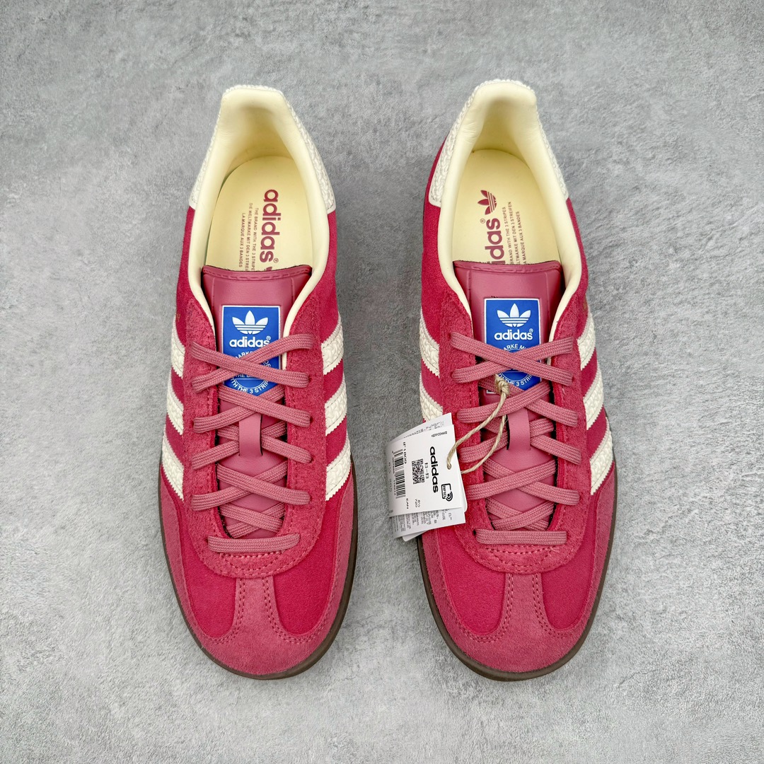 图片[2]-💰190 ＃HP纯原 AD Original Gazelle Indoor Trainers 瞪羚室内鞋系列低帮复古百搭休闲运动德训风板鞋 麂皮生胶底 IF1809 高端零售特供批次 原厂定制长毛翻毛皮组合环保纤维革鞋面材质 内置环保海玻璃鞋垫 外置RB橡胶大底 产品品控稳定性领先行业 原厂全套原楦原纸板冲刀磨具开发 原厂皮料加持 原厂港宝加持定型后跟R度完美 将复古进行到底 简约流畅 三十年不变经典 这款Gazelle运动鞋 无论面料、配色、质感或设计 都只在重现其1991年原款的经典 皮革鞋面 撞色三条纹和鞋跟标的设计 力求呈现90年代的经典复古风潮 Samba火热的同时 也带动了其它的复古鞋型 Gazelle便是其中一只 Gazelle Indoor拥有包边更宽的T字型鞋头 更好的保护运动员的前掌 浓浓的复古氛围感 非常适合现在流行的Cleanfit风格 尺码：35.5 36 36⅔ 37⅓ 38 38⅔ 39⅓ 40 40⅔ 41⅓ 42 42⅔ 43⅓ 44 44⅔ 45 编码：by2936060-运动鞋