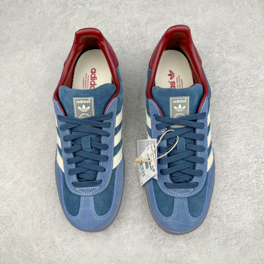 图片[2]-💰190 ＃HP纯原 AD Original Gazelle Indoor Trainers 瞪羚室内鞋系列低帮复古百搭休闲运动德训风板鞋 麂皮生胶底 ID1008 高端零售特供批次 原厂定制长毛翻毛皮组合环保纤维革鞋面材质 内置环保海玻璃鞋垫 外置RB橡胶大底 产品品控稳定性领先行业 原厂全套原楦原纸板冲刀磨具开发 原厂皮料加持 原厂港宝加持定型后跟R度完美 将复古进行到底 简约流畅 三十年不变经典 这款Gazelle运动鞋 无论面料、配色、质感或设计 都只在重现其1991年原款的经典 皮革鞋面 撞色三条纹和鞋跟标的设计 力求呈现90年代的经典复古风潮 Samba火热的同时 也带动了其它的复古鞋型 Gazelle便是其中一只 Gazelle Indoor拥有包边更宽的T字型鞋头 更好的保护运动员的前掌 浓浓的复古氛围感 非常适合现在流行的Cleanfit风格 尺码：35.5 36 36⅔ 37⅓ 38 38⅔ 39⅓ 40 40⅔ 41⅓ 42 42⅔ 43⅓ 44 44⅔ 45 编码：by2936060-运动鞋