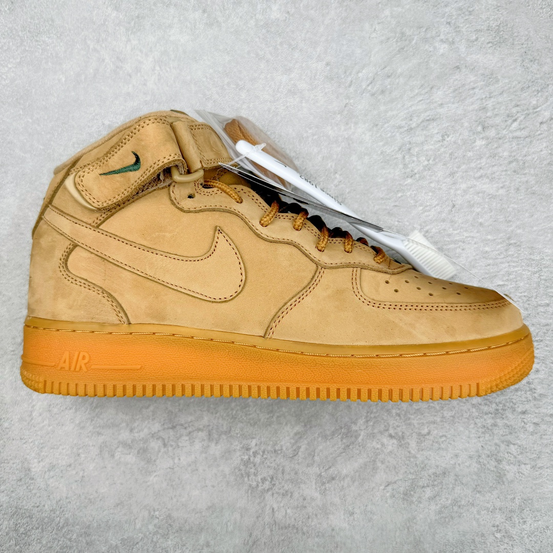 💰240 ＃TS纯原 NK Air Force 1 \’07 Mid\”Wheat/Flax\”空军一号经典中帮百搭休闲运动板鞋 小麦黄棕18款 715889-200 小麦配色的球鞋一直都是秋冬时期穿搭的首选 不仅承袭了大黄靴的干练和帅气 还有着 Air Force 1 的经典复古气质 极为百搭的效果也是重要不可割舍的理由之一 整体依旧采用质感十足的卡其色牛巴革材质打造鞋身 不仅造型十分吸睛质感更是十分讨人喜爱 搭配上同色造型的尼龙鞋带和魔术贴设计 将工装风格体现到位 侧身处皮质 Swoosh Logo 进一步彰显该配色独特魅力 最后以同色水晶材质外底收尾与鞋身配色相互呼应 完善整体造型设计 这样一双既有复古气氛 又能释放出潮流时尚街头气质的鞋款 想必上脚效果更是相当出众 SIZE：35.5 36 36.5 37.5 38 38.5 39 40 40.5 41 42 42.5 43 44 44.5 45 46 编码：Tby3936010-运动鞋