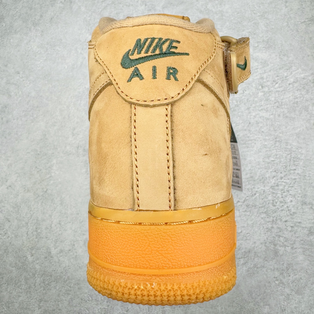 图片[8]-💰240 ＃TS纯原 NK Air Force 1 \’07 Mid\”Wheat/Flax\”空军一号经典中帮百搭休闲运动板鞋 小麦黄棕18款 715889-200 小麦配色的球鞋一直都是秋冬时期穿搭的首选 不仅承袭了大黄靴的干练和帅气 还有着 Air Force 1 的经典复古气质 极为百搭的效果也是重要不可割舍的理由之一 整体依旧采用质感十足的卡其色牛巴革材质打造鞋身 不仅造型十分吸睛质感更是十分讨人喜爱 搭配上同色造型的尼龙鞋带和魔术贴设计 将工装风格体现到位 侧身处皮质 Swoosh Logo 进一步彰显该配色独特魅力 最后以同色水晶材质外底收尾与鞋身配色相互呼应 完善整体造型设计 这样一双既有复古气氛 又能释放出潮流时尚街头气质的鞋款 想必上脚效果更是相当出众 SIZE：35.5 36 36.5 37.5 38 38.5 39 40 40.5 41 42 42.5 43 44 44.5 45 46 编码：Tby3936010-运动鞋