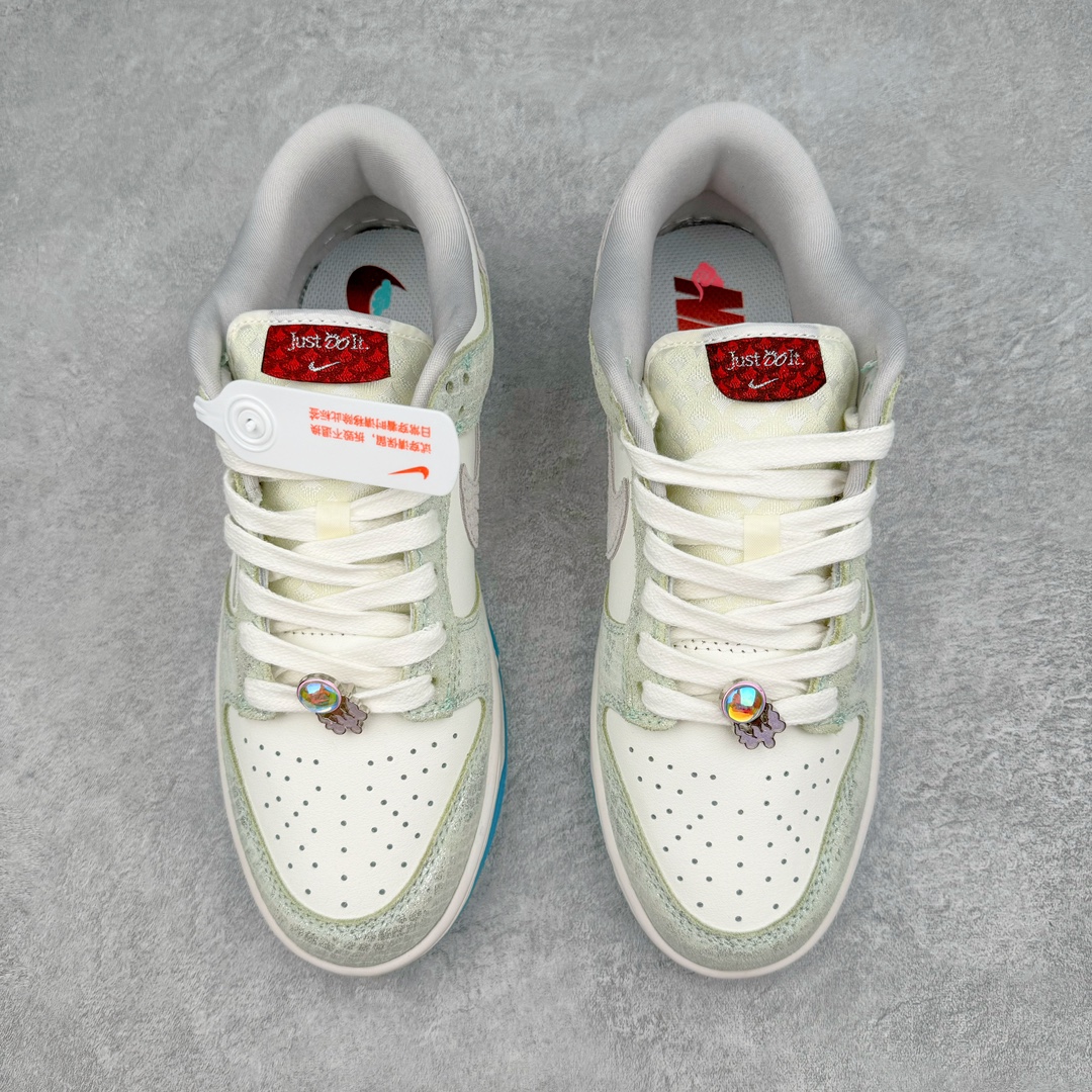 图片[2]-💰140 ＃福利特价‼NK Dunk Low LX CNY Year Of The Dragon 龙年限定 白绿仙人掌 FZ5065-111 全鞋以白绿色呈现 红色和蓝色点缀 鞋面采用皮革和翻毛皮材质拼接打造 并在翻毛皮上加入了龙鳞纹图案 鞋带扣也换成了龙爪样式 新年氛围感十足 SIZE：36 36.5 37.5 38 38.5 39 40 40.5 41 42 42.5 43 44 44.5 45 46 47.5 编码：Sby2936010-运动鞋