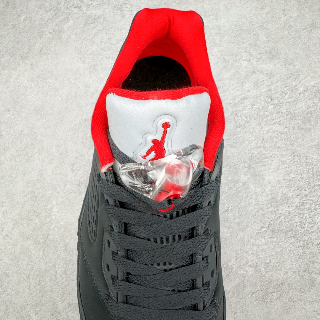 图片[5]-💰260 Air Jordan AJ5 Low “Alternate ’90” 黑红低帮 819171-001 国内头层皮料订染 用料绝不含糊 工艺方面大到整体鞋型 漏斗收腰 底线拉帮 LOGO立体 小到针眼排布 载片对称  鞋标规范 鞋垫背胶 中底可视气垫 半透明水晶大底等等 Size：36 36.5 37 37.5 38 38.5 39 40 40.5 41 42 42.5 43 44 44.5 45 46 47.5 编码：Bby3936030-运动鞋