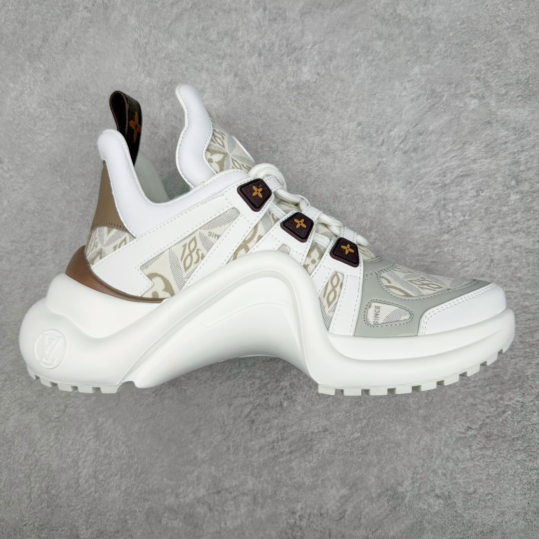 💰440 ＃ZS Louis Vuitton Archlight Sneakers LV Archlight 老爹鞋 2024首发全新糖果系配色！限量款！时尚圈新宠深爱有加，使得大家的目光再一次聚焦到了LV这双老爹鞋身上。受邀Lv 2024早春Trunk show👋。每个拼色的材质都是原版独家定制，与正品一致！采用上抢眼的波浪形鞋底和大型鞋舌，搭载运动气息十足的超弹性跑鞋风格橡胶外底，注目度十足，再配合上由多种高科技布料打造柔软弹力鞋面，并且提供多种色彩选择，包括经典的Monogram 帆布色调，成功在Dad Shoes 热潮中突围而出。推荐入手，让你腿显细到怀疑人生…🕶史上最酷的鞋谁穿谁回头率爆表，后跟增高约5.5cm，大底最高厚度约8mm面料:环保TPU和进口牛皮拼接内里:牛皮内里大底:  抽真空发泡和TPU组合大底 Size：35 36 37 38 39 40 编码：by5936010-运动鞋