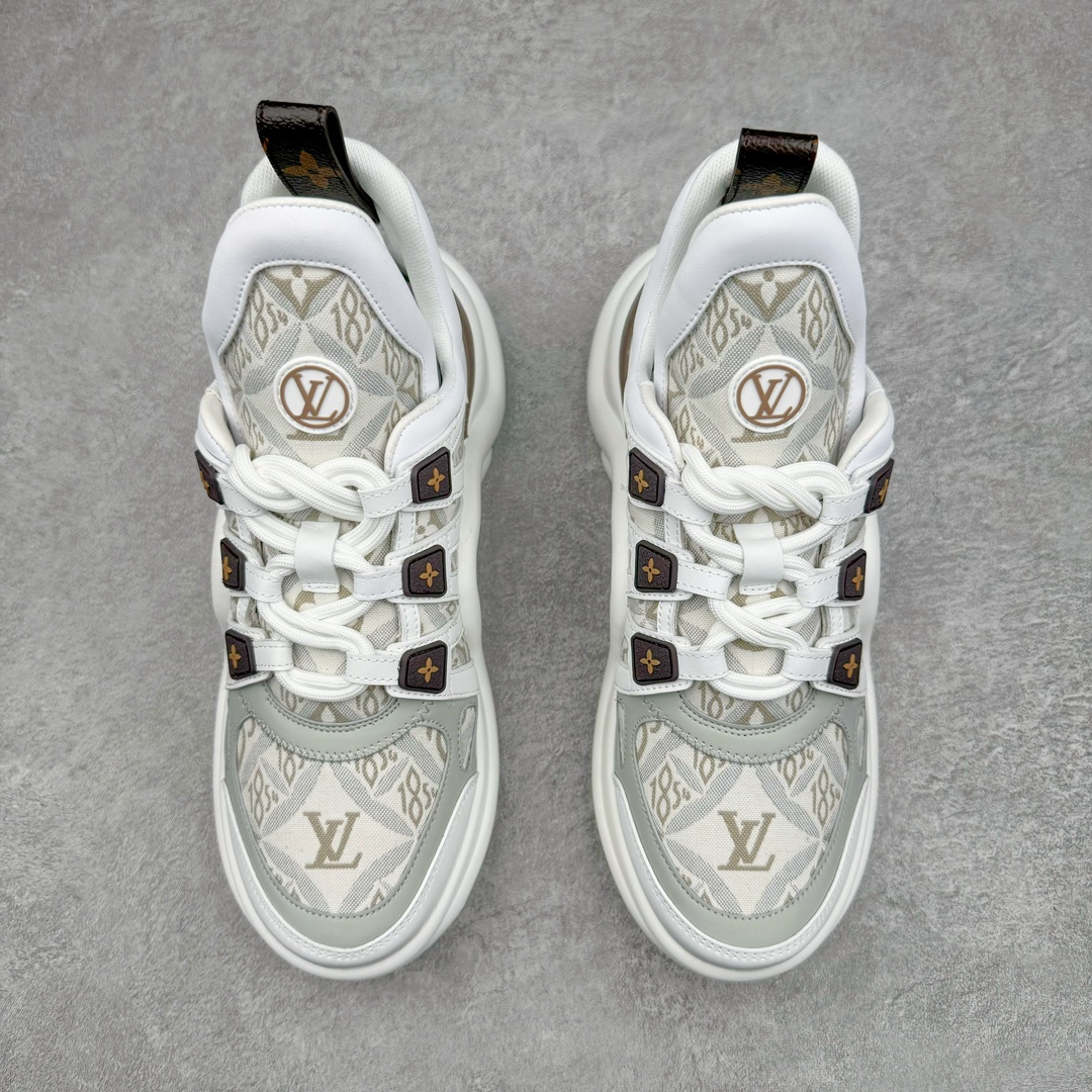 图片[2]-💰440 ＃ZS Louis Vuitton Archlight Sneakers LV Archlight 老爹鞋 2024首发全新糖果系配色！限量款！时尚圈新宠深爱有加，使得大家的目光再一次聚焦到了LV这双老爹鞋身上。受邀Lv 2024早春Trunk show👋。每个拼色的材质都是原版独家定制，与正品一致！采用上抢眼的波浪形鞋底和大型鞋舌，搭载运动气息十足的超弹性跑鞋风格橡胶外底，注目度十足，再配合上由多种高科技布料打造柔软弹力鞋面，并且提供多种色彩选择，包括经典的Monogram 帆布色调，成功在Dad Shoes 热潮中突围而出。推荐入手，让你腿显细到怀疑人生…🕶史上最酷的鞋谁穿谁回头率爆表，后跟增高约5.5cm，大底最高厚度约8mm面料:环保TPU和进口牛皮拼接内里:牛皮内里大底:  抽真空发泡和TPU组合大底 Size：35 36 37 38 39 40 编码：by5936010-运动鞋