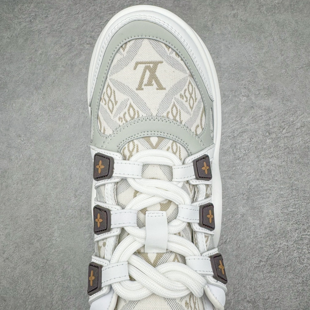 图片[4]-💰440 ＃ZS Louis Vuitton Archlight Sneakers LV Archlight 老爹鞋 2024首发全新糖果系配色！限量款！时尚圈新宠深爱有加，使得大家的目光再一次聚焦到了LV这双老爹鞋身上。受邀Lv 2024早春Trunk show👋。每个拼色的材质都是原版独家定制，与正品一致！采用上抢眼的波浪形鞋底和大型鞋舌，搭载运动气息十足的超弹性跑鞋风格橡胶外底，注目度十足，再配合上由多种高科技布料打造柔软弹力鞋面，并且提供多种色彩选择，包括经典的Monogram 帆布色调，成功在Dad Shoes 热潮中突围而出。推荐入手，让你腿显细到怀疑人生…🕶史上最酷的鞋谁穿谁回头率爆表，后跟增高约5.5cm，大底最高厚度约8mm面料:环保TPU和进口牛皮拼接内里:牛皮内里大底:  抽真空发泡和TPU组合大底 Size：35 36 37 38 39 40 编码：by5936010-运动鞋