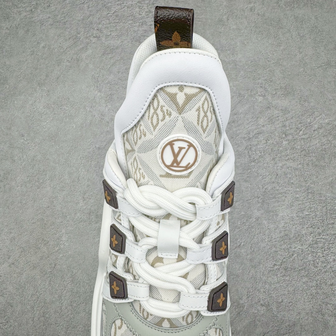 图片[5]-💰440 ＃ZS Louis Vuitton Archlight Sneakers LV Archlight 老爹鞋 2024首发全新糖果系配色！限量款！时尚圈新宠深爱有加，使得大家的目光再一次聚焦到了LV这双老爹鞋身上。受邀Lv 2024早春Trunk show👋。每个拼色的材质都是原版独家定制，与正品一致！采用上抢眼的波浪形鞋底和大型鞋舌，搭载运动气息十足的超弹性跑鞋风格橡胶外底，注目度十足，再配合上由多种高科技布料打造柔软弹力鞋面，并且提供多种色彩选择，包括经典的Monogram 帆布色调，成功在Dad Shoes 热潮中突围而出。推荐入手，让你腿显细到怀疑人生…🕶史上最酷的鞋谁穿谁回头率爆表，后跟增高约5.5cm，大底最高厚度约8mm面料:环保TPU和进口牛皮拼接内里:牛皮内里大底:  抽真空发泡和TPU组合大底 Size：35 36 37 38 39 40 编码：by5936010-运动鞋