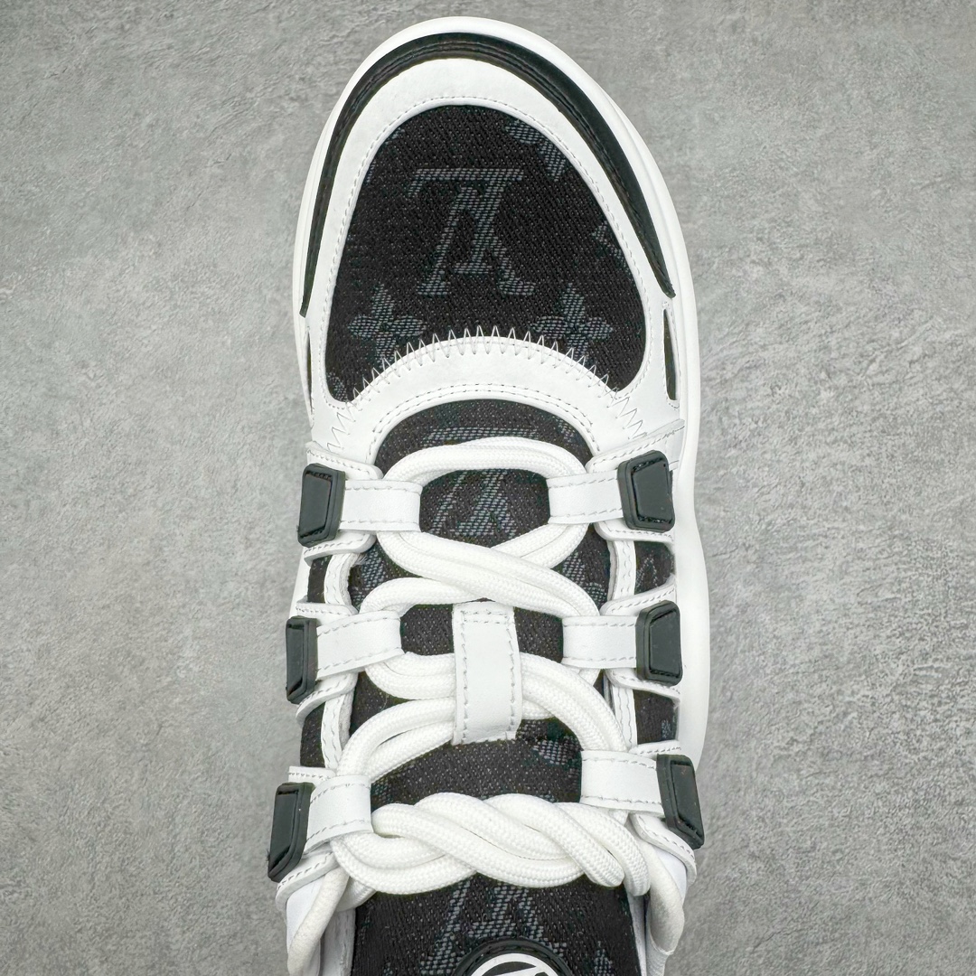 图片[4]-💰440 ＃ZS Louis Vuitton Archlight Sneakers LV Archlight 老爹鞋 2024首发全新糖果系配色！限量款！时尚圈新宠深爱有加，使得大家的目光再一次聚焦到了LV这双老爹鞋身上。受邀Lv 2024早春Trunk show👋。每个拼色的材质都是原版独家定制，与正品一致！采用上抢眼的波浪形鞋底和大型鞋舌，搭载运动气息十足的超弹性跑鞋风格橡胶外底，注目度十足，再配合上由多种高科技布料打造柔软弹力鞋面，并且提供多种色彩选择，包括经典的Monogram 帆布色调，成功在Dad Shoes 热潮中突围而出。推荐入手，让你腿显细到怀疑人生…🕶史上最酷的鞋谁穿谁回头率爆表，后跟增高约5.5cm，大底最高厚度约8mm面料:环保TPU和进口牛皮拼接内里:牛皮内里大底:  抽真空发泡和TPU组合大底 Size：35 36 37 38 39 40 编码：by5936010-运动鞋