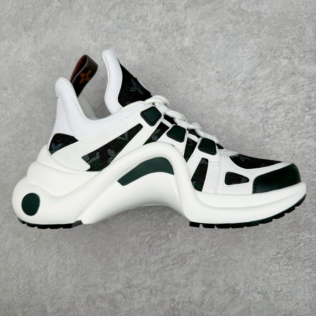 💰440 ＃ZS Louis Vuitton Archlight Sneakers LV Archlight 老爹鞋 2024首发全新糖果系配色！限量款！时尚圈新宠深爱有加，使得大家的目光再一次聚焦到了LV这双老爹鞋身上。受邀Lv 2024早春Trunk show👋。每个拼色的材质都是原版独家定制，与正品一致！采用上抢眼的波浪形鞋底和大型鞋舌，搭载运动气息十足的超弹性跑鞋风格橡胶外底，注目度十足，再配合上由多种高科技布料打造柔软弹力鞋面，并且提供多种色彩选择，包括经典的Monogram 帆布色调，成功在Dad Shoes 热潮中突围而出。推荐入手，让你腿显细到怀疑人生…🕶史上最酷的鞋谁穿谁回头率爆表，后跟增高约5.5cm，大底最高厚度约8mm面料:环保TPU和进口牛皮拼接内里:牛皮内里大底:  抽真空发泡和TPU组合大底 Size：35 36 37 38 39 40 编码：by5936010-运动鞋