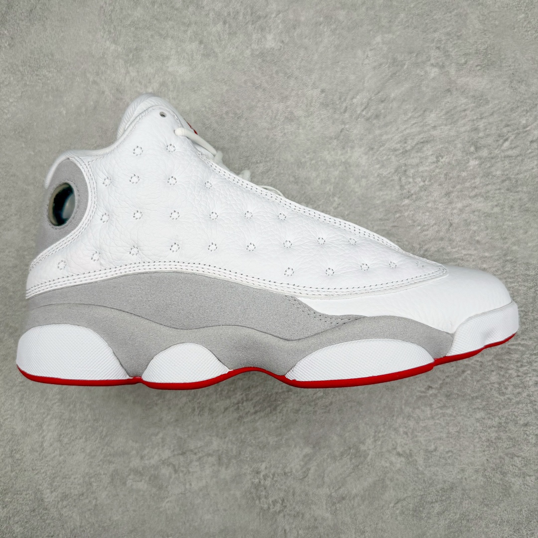 💰500 ＃SZ纯原 Air Jordan AJ13 Retro 白灰色 414571-160 圈内最强13代 目前可过各类鉴定或无法鉴定 裸鞋随意操作 外贸特供批次 原楦原档案数据开模打造 公司渠道原装全息3D猫眼 原鞋开发 版型近乎零偏差 采购原厂皮料 LOGO五金部件高价开发私模 杜绝一眼假版本 原厂档案开模大底 共3层贴合工艺 三层中间加入海玻璃缓震鞋垫 大底采用进口一次MD而非市面二次MD低价原料成型 进口MD材料异味较少比原鞋还少 市面异味大刺鼻 Size：40 40.5 41 42 42.5 43 44 44.5 45 46 47.5 48.5 编码：by5936070-运动鞋