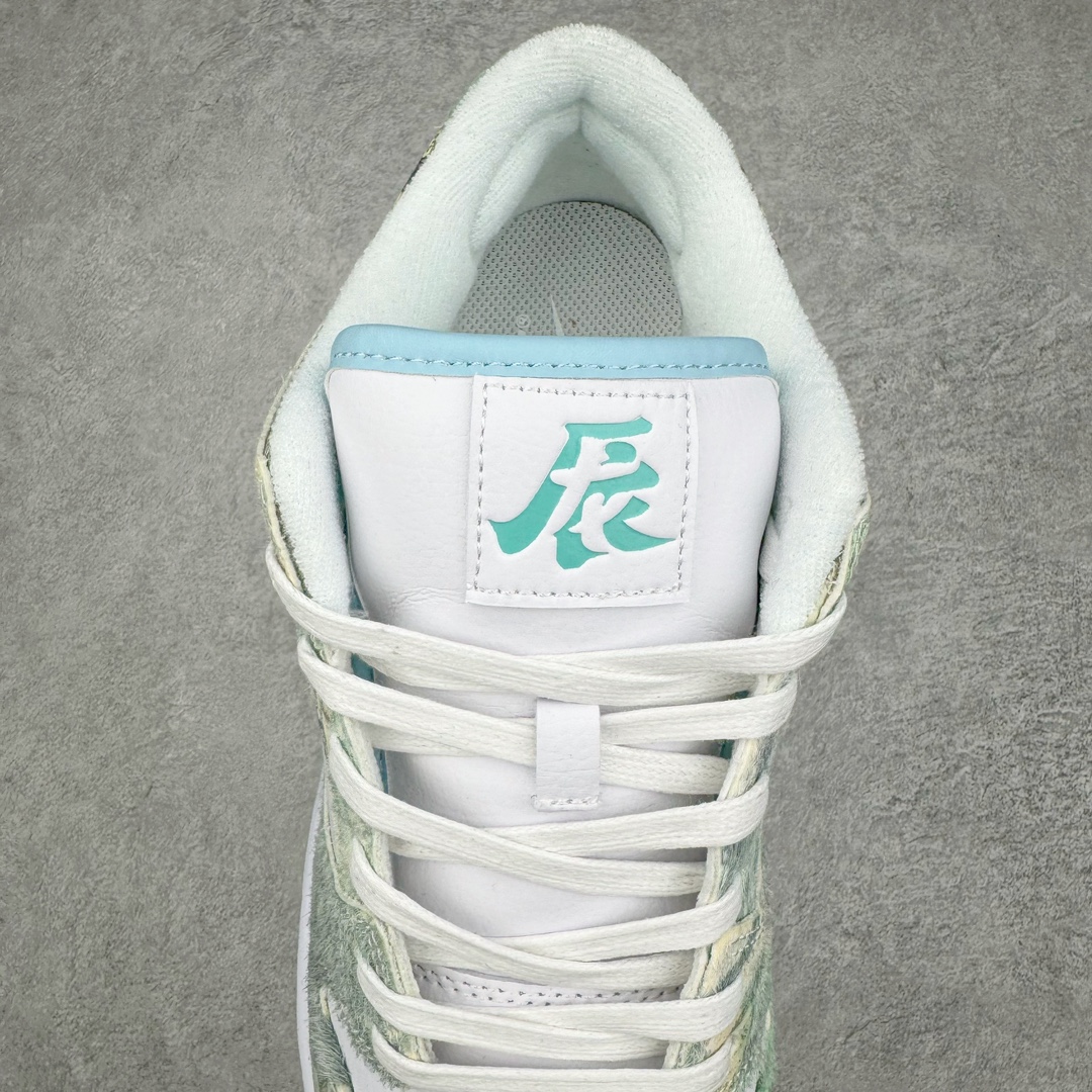 图片[5]-💰210 ＃福利特价‼NK Dunk Low 蒸汽木偶 CNY龙年限定 龙海龙宫三太子 白青 DV0831-101 工艺手法钢印水钩刺绣缝纫 除鞋底外全鞋改造材质仿马毛 皮革 丝绸 原厂玻璃冲刀 超高清洁度 全鞋零毛边皮料切割 通过独特多巴胺配色渐变设计、解构麻绳鞋带等细节 让嘻哈元素和潮流元素相结合 尽显帅气本质 设计上尽显特色 百搭耐看 表现出特有的潮流感 整鞋风格鲜明 极具美学 穿出门更是回头率满满 SIZE：36 36.5 37.5 38 38.5 39 40 40.5 41 42 42.5 43 44 44.5 45 46 47.5 编码：by2936080-运动鞋