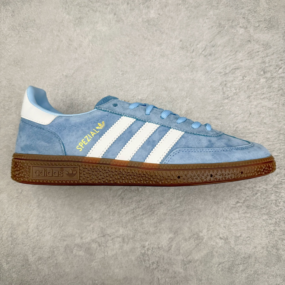 💰140 AD Gazelle Indoor Trainers 羚羊内训系列低帮复古百搭休闲运动德训风板鞋 BD7032 90年代经典的复刻版！自60年代以足球训练鞋面世以来,Gazelle就以其经典设计席卷全球。1991年版本的复刻,再造经典Gazelle。采用皮革打造,搭配浊色细节,让这款经典更加简约。尺码：36 36⅔ 37⅓ 38 38⅔ 39⅓ 40 40⅔ 41⅓ 42 42⅔ 43⅓ 44 45 编码：Xby2936010-运动鞋