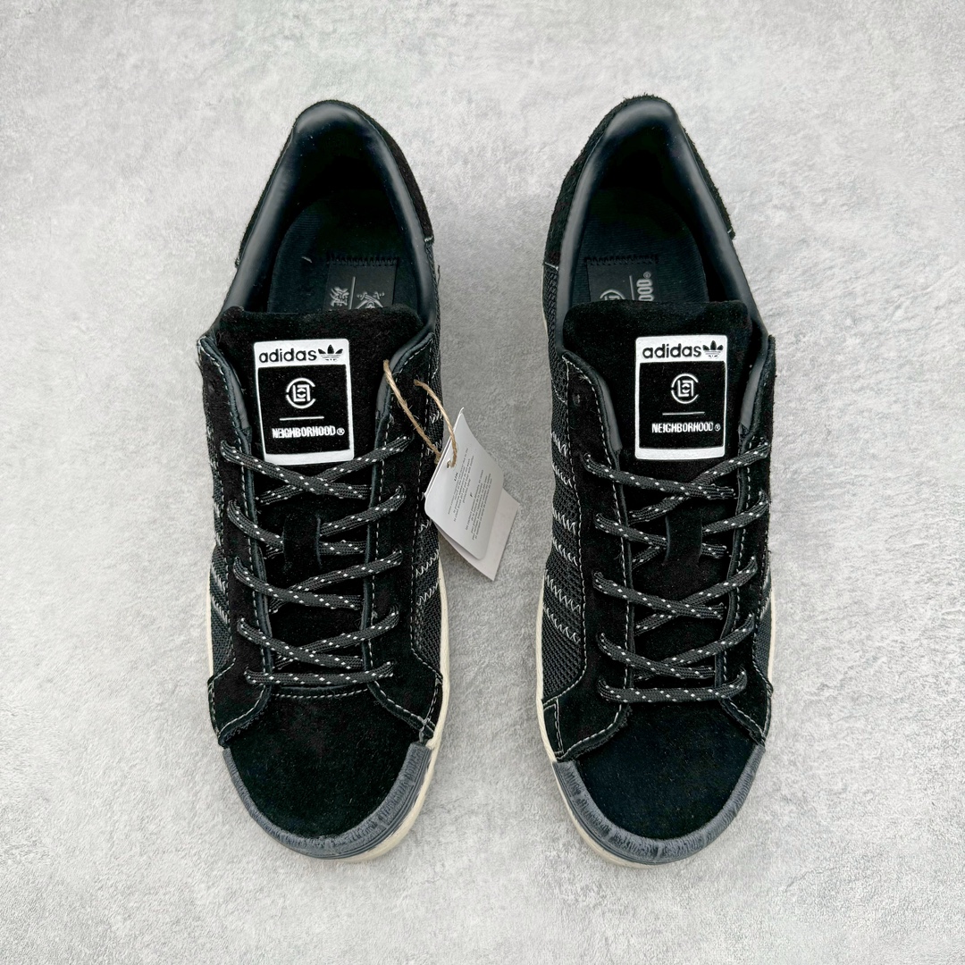 图片[2]-💰140 NBHD/NEIGHBORHOOD x CLOT x Adidas Originals Superstar PNS\”Black\”贝壳头锯齿底系列低帮百搭休闲运动板鞋“联名黑白海盗骷髅头”IE8879 AD Originals与陈冠希正式宣布成为全球合作伙伴，共同打造 Originals by Edison Chen系列。这一重要联合将开启重新定义创新精神和塑造文化传承的新时代。全球生活方式品牌CLOT迎来了成立20周年，陈冠希作为创始人兼创意总监，年轻时从温哥华移居香港，这段经历让他感受到了东西方文化的碰撞，拥有丰富的视角使他对东西方多元化有了更加深入的认识，并为创立CLOT打下了坚实的基础。对于此次合作，陈冠希凭借着他的思维视野和创意能力，结合adidas丰富的档案和历史，推出了一系列独家合作款式。CLOT 2024年春夏系列时装秀以“承前启后”为主题展开，寓意着品牌致力于培养新秀，延续以国际视野呈现中华文化，并将其创作带到全球的承诺。为进一步加强创意理念，CLOT创始人兼创意总监陈冠希特别邀请了著名时装设计师Humberto Leon，共同设计了本季度系列。该系列围绕三种截然不同的风格进行探索，包括正式、富有生活感和街头风格的服饰，呈现出既可以分别探索又能将三者融合的系列。其中还包括了adidas与陈冠希携手NEIGHBORHOOD共同推出的NEIGHBORHOOD CLOT SUPERSTAR BY EDISON CHEN三方联名鞋款，经过重新设计的标志性SUPERSTAR运动鞋以齿状鞋底和仿旧处理的半贝壳头结合形成独特的轮廓，鞋面网布下有反光装饰的三条纹细节，后跟部分同样点缀着带有反光装饰效果的“凝结集团”标志。adidas Originals by Edison Chen系列旨在体现品牌与陈冠希对创新精神的共同愿景。尺码：36 36⅔ 37⅓ 38 38⅔ 39⅓ 40 40⅔ 41⅓ 42 42⅔ 43⅓ 44 44⅔ 45 编码：Xby2936010-运动鞋