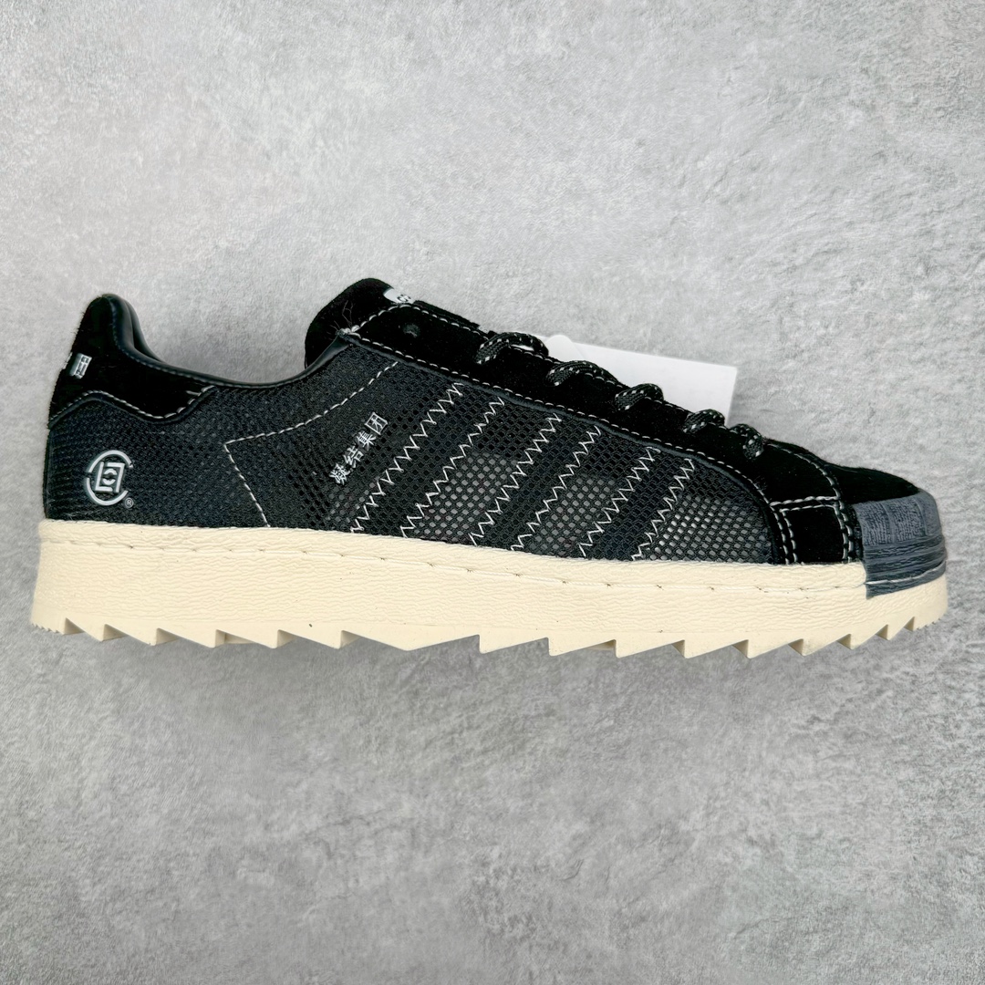 💰140 NBHD/NEIGHBORHOOD x CLOT x Adidas Originals Superstar PNS\”Black\”贝壳头锯齿底系列低帮百搭休闲运动板鞋“联名黑白海盗骷髅头”IE8879 AD Originals与陈冠希正式宣布成为全球合作伙伴，共同打造 Originals by Edison Chen系列。这一重要联合将开启重新定义创新精神和塑造文化传承的新时代。全球生活方式品牌CLOT迎来了成立20周年，陈冠希作为创始人兼创意总监，年轻时从温哥华移居香港，这段经历让他感受到了东西方文化的碰撞，拥有丰富的视角使他对东西方多元化有了更加深入的认识，并为创立CLOT打下了坚实的基础。对于此次合作，陈冠希凭借着他的思维视野和创意能力，结合adidas丰富的档案和历史，推出了一系列独家合作款式。CLOT 2024年春夏系列时装秀以“承前启后”为主题展开，寓意着品牌致力于培养新秀，延续以国际视野呈现中华文化，并将其创作带到全球的承诺。为进一步加强创意理念，CLOT创始人兼创意总监陈冠希特别邀请了著名时装设计师Humberto Leon，共同设计了本季度系列。该系列围绕三种截然不同的风格进行探索，包括正式、富有生活感和街头风格的服饰，呈现出既可以分别探索又能将三者融合的系列。其中还包括了adidas与陈冠希携手NEIGHBORHOOD共同推出的NEIGHBORHOOD CLOT SUPERSTAR BY EDISON CHEN三方联名鞋款，经过重新设计的标志性SUPERSTAR运动鞋以齿状鞋底和仿旧处理的半贝壳头结合形成独特的轮廓，鞋面网布下有反光装饰的三条纹细节，后跟部分同样点缀着带有反光装饰效果的“凝结集团”标志。adidas Originals by Edison Chen系列旨在体现品牌与陈冠希对创新精神的共同愿景。尺码：36 36⅔ 37⅓ 38 38⅔ 39⅓ 40 40⅔ 41⅓ 42 42⅔ 43⅓ 44 44⅔ 45 编码：Xby2936010-运动鞋