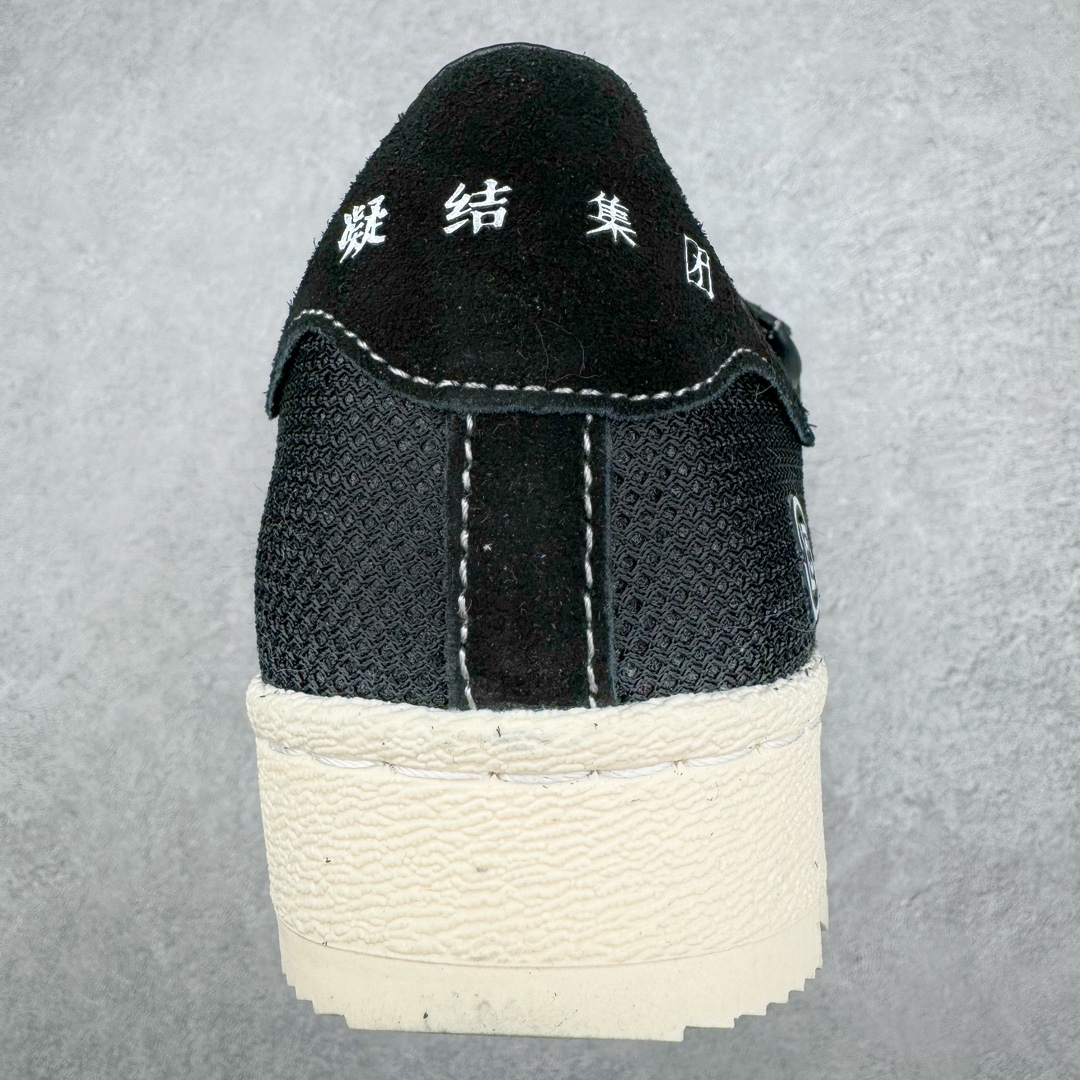 图片[8]-💰140 NBHD/NEIGHBORHOOD x CLOT x Adidas Originals Superstar PNS\”Black\”贝壳头锯齿底系列低帮百搭休闲运动板鞋“联名黑白海盗骷髅头”IE8879 AD Originals与陈冠希正式宣布成为全球合作伙伴，共同打造 Originals by Edison Chen系列。这一重要联合将开启重新定义创新精神和塑造文化传承的新时代。全球生活方式品牌CLOT迎来了成立20周年，陈冠希作为创始人兼创意总监，年轻时从温哥华移居香港，这段经历让他感受到了东西方文化的碰撞，拥有丰富的视角使他对东西方多元化有了更加深入的认识，并为创立CLOT打下了坚实的基础。对于此次合作，陈冠希凭借着他的思维视野和创意能力，结合adidas丰富的档案和历史，推出了一系列独家合作款式。CLOT 2024年春夏系列时装秀以“承前启后”为主题展开，寓意着品牌致力于培养新秀，延续以国际视野呈现中华文化，并将其创作带到全球的承诺。为进一步加强创意理念，CLOT创始人兼创意总监陈冠希特别邀请了著名时装设计师Humberto Leon，共同设计了本季度系列。该系列围绕三种截然不同的风格进行探索，包括正式、富有生活感和街头风格的服饰，呈现出既可以分别探索又能将三者融合的系列。其中还包括了adidas与陈冠希携手NEIGHBORHOOD共同推出的NEIGHBORHOOD CLOT SUPERSTAR BY EDISON CHEN三方联名鞋款，经过重新设计的标志性SUPERSTAR运动鞋以齿状鞋底和仿旧处理的半贝壳头结合形成独特的轮廓，鞋面网布下有反光装饰的三条纹细节，后跟部分同样点缀着带有反光装饰效果的“凝结集团”标志。adidas Originals by Edison Chen系列旨在体现品牌与陈冠希对创新精神的共同愿景。尺码：36 36⅔ 37⅓ 38 38⅔ 39⅓ 40 40⅔ 41⅓ 42 42⅔ 43⅓ 44 44⅔ 45 编码：Xby2936010-运动鞋