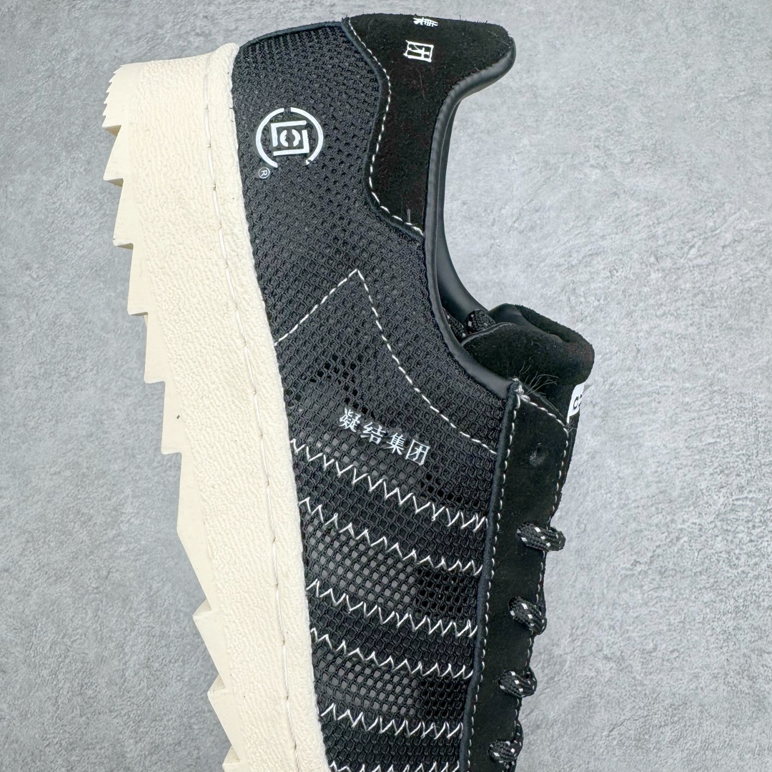 图片[6]-💰140 NBHD/NEIGHBORHOOD x CLOT x Adidas Originals Superstar PNS\”Black\”贝壳头锯齿底系列低帮百搭休闲运动板鞋“联名黑白海盗骷髅头”IE8879 AD Originals与陈冠希正式宣布成为全球合作伙伴，共同打造 Originals by Edison Chen系列。这一重要联合将开启重新定义创新精神和塑造文化传承的新时代。全球生活方式品牌CLOT迎来了成立20周年，陈冠希作为创始人兼创意总监，年轻时从温哥华移居香港，这段经历让他感受到了东西方文化的碰撞，拥有丰富的视角使他对东西方多元化有了更加深入的认识，并为创立CLOT打下了坚实的基础。对于此次合作，陈冠希凭借着他的思维视野和创意能力，结合adidas丰富的档案和历史，推出了一系列独家合作款式。CLOT 2024年春夏系列时装秀以“承前启后”为主题展开，寓意着品牌致力于培养新秀，延续以国际视野呈现中华文化，并将其创作带到全球的承诺。为进一步加强创意理念，CLOT创始人兼创意总监陈冠希特别邀请了著名时装设计师Humberto Leon，共同设计了本季度系列。该系列围绕三种截然不同的风格进行探索，包括正式、富有生活感和街头风格的服饰，呈现出既可以分别探索又能将三者融合的系列。其中还包括了adidas与陈冠希携手NEIGHBORHOOD共同推出的NEIGHBORHOOD CLOT SUPERSTAR BY EDISON CHEN三方联名鞋款，经过重新设计的标志性SUPERSTAR运动鞋以齿状鞋底和仿旧处理的半贝壳头结合形成独特的轮廓，鞋面网布下有反光装饰的三条纹细节，后跟部分同样点缀着带有反光装饰效果的“凝结集团”标志。adidas Originals by Edison Chen系列旨在体现品牌与陈冠希对创新精神的共同愿景。尺码：36 36⅔ 37⅓ 38 38⅔ 39⅓ 40 40⅔ 41⅓ 42 42⅔ 43⅓ 44 44⅔ 45 编码：Xby2936010-运动鞋