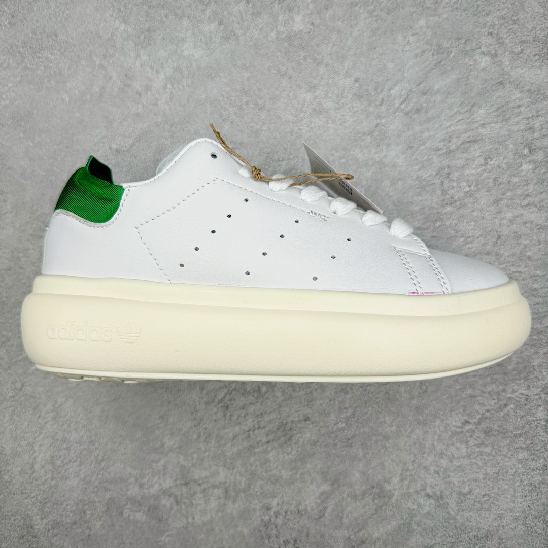 💰200 AD Originals Stan Smith PF\”White Green\”史密斯面包版系列低帮轻量松糕经典百搭复古休闲运动厚底板鞋“皮革白绿尾”ID2786 如果一定要说今年最火的鞋型，那么小编愿意将这一票投给「面包鞋」，毕竟无论是奢侈品大牌，还是国潮街头品牌都在纷纷推出专属于自家的「面包鞋型」。近期，Originals 也推出了一双全新「面包鞋」，不知道这次各位能给几分？此次全新鞋型选择 Originals 最经典的 Stan Smith 为蓝本进行创作，保留原始设计的同时，将鞋身所有部分都等比放大，看上去还有些俏皮可爱。鞋身同样以全皮革包裹，质感上绝对无需担心。细节方面也是一一保留，但却将原本鞋舌上的「人像」换为了三叶草 Logo，彰显品牌身份。中底更是进行了加厚加宽处理，相信真正上脚后增高、显瘦属性肯定会大大提升，更为适合小姐姐日常搭配。尺码：35 36 36⅔ 37⅓ 38 38⅔ 39⅓ 40 40⅔ 41⅓ 42 42⅔ 43⅓ 44 44⅔ 45 46 编码：Hby2936070-运动鞋