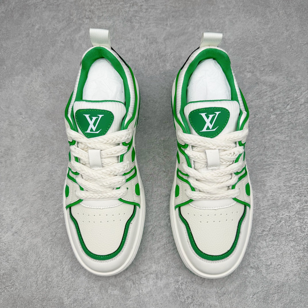 图片[2]-💰280 LV路易威登Louis vuitton Sneaker Low休闲运动文化百搭篮球板鞋 广东原产#黄色抽屉礼品鞋盒及全套代购包装说明书防尘布袋物件 #正确原装进口平纹 纹粒面小牛皮革鞋面材质#原装一致橡胶组合鞋底#耐弯折滴塑支持片#nVirgil Abloh亲自操刀设计❗本款 LV Trainer 运动鞋取材柔软小牛皮，讲述路易威登男装艺术总监 Virgil Abloh 自篮球鞋汲取的灵感。设计师手写体品牌标识点缀一侧，Monogram 压纹皮革包裹后帮。n详细特征 小牛皮 每双缝纫工时 7 小时 橡胶外底 鞋舌和侧面饰有 LV 字母  尺码：38-44（偏大一码） 编码：by3936050-运动鞋