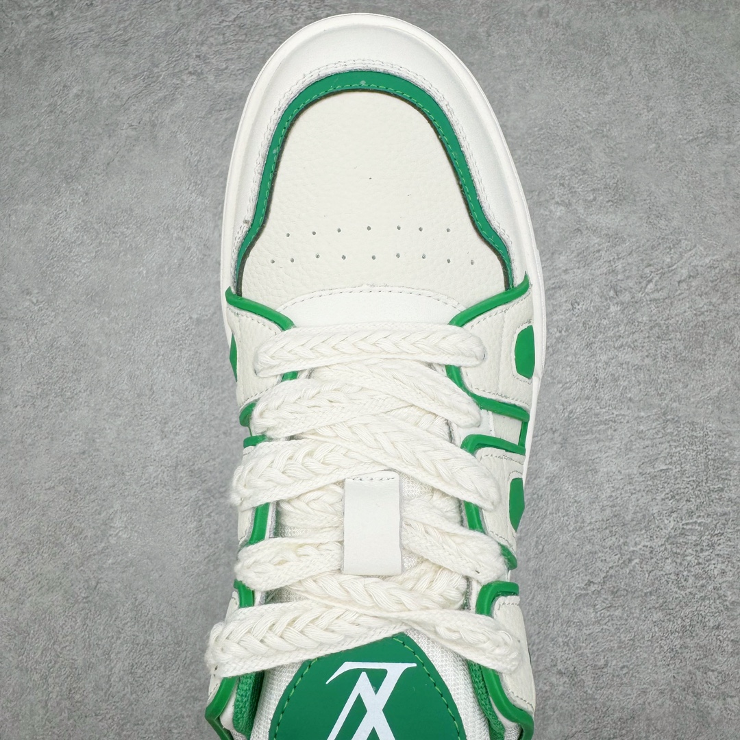 图片[4]-💰280 LV路易威登Louis vuitton Sneaker Low休闲运动文化百搭篮球板鞋 广东原产#黄色抽屉礼品鞋盒及全套代购包装说明书防尘布袋物件 #正确原装进口平纹 纹粒面小牛皮革鞋面材质#原装一致橡胶组合鞋底#耐弯折滴塑支持片#nVirgil Abloh亲自操刀设计❗本款 LV Trainer 运动鞋取材柔软小牛皮，讲述路易威登男装艺术总监 Virgil Abloh 自篮球鞋汲取的灵感。设计师手写体品牌标识点缀一侧，Monogram 压纹皮革包裹后帮。n详细特征 小牛皮 每双缝纫工时 7 小时 橡胶外底 鞋舌和侧面饰有 LV 字母  尺码：38-44（偏大一码） 编码：by3936050-运动鞋