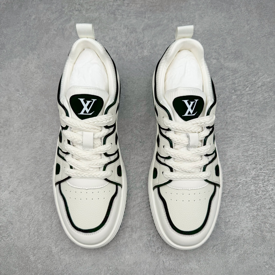 图片[2]-💰280 LV路易威登Louis vuitton Sneaker Low休闲运动文化百搭篮球板鞋 广东原产#黄色抽屉礼品鞋盒及全套代购包装说明书防尘布袋物件 #正确原装进口平纹 纹粒面小牛皮革鞋面材质#原装一致橡胶组合鞋底#耐弯折滴塑支持片#nVirgil Abloh亲自操刀设计❗本款 LV Trainer 运动鞋取材柔软小牛皮，讲述路易威登男装艺术总监 Virgil Abloh 自篮球鞋汲取的灵感。设计师手写体品牌标识点缀一侧，Monogram 压纹皮革包裹后帮。n详细特征 小牛皮 每双缝纫工时 7 小时 橡胶外底 鞋舌和侧面饰有 LV 字母  尺码：38-44（偏大一码） 编码：by3936050-运动鞋