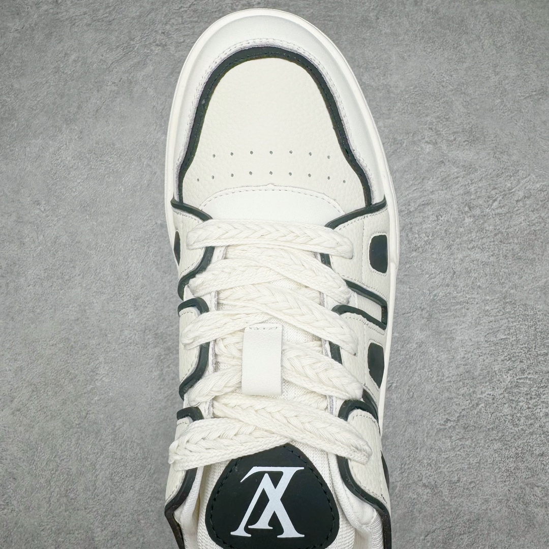 图片[4]-💰280 LV路易威登Louis vuitton Sneaker Low休闲运动文化百搭篮球板鞋 广东原产#黄色抽屉礼品鞋盒及全套代购包装说明书防尘布袋物件 #正确原装进口平纹 纹粒面小牛皮革鞋面材质#原装一致橡胶组合鞋底#耐弯折滴塑支持片#nVirgil Abloh亲自操刀设计❗本款 LV Trainer 运动鞋取材柔软小牛皮，讲述路易威登男装艺术总监 Virgil Abloh 自篮球鞋汲取的灵感。设计师手写体品牌标识点缀一侧，Monogram 压纹皮革包裹后帮。n详细特征 小牛皮 每双缝纫工时 7 小时 橡胶外底 鞋舌和侧面饰有 LV 字母  尺码：38-44（偏大一码） 编码：by3936050-运动鞋