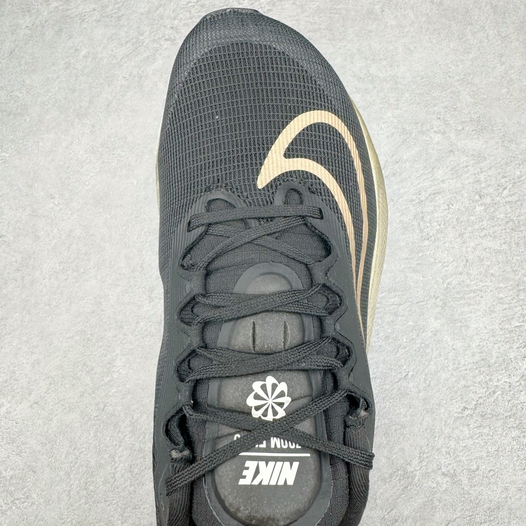 图片[4]-💰160 NK Zoom Fly 5 Premium\”Black Metallic Gold Grain\”飞行5代马拉松系列低帮透气休闲运动慢跑鞋“黑金属金”DM8968-002 NK 旗下跑鞋阵容持续迎来新成员，今回正式登场的鞋型为 Zoom Fly 5，全鞋大量采用回收材料制成，鞋面搭载创新 Flyknit 技术打造的编织网眼，同时考量了舒适、性能与可持续性，首发配色分别提供黑与橄榄绿两种款式可选。采用大型 ZoomX 中底与 Swoosh 徽标注入等变化，鞋侧还有「Push Limits + Break Barriers」字样叙述。尺码：36 36.5 37.5 38 38.5 39 40 40.5 41 42 42.5 43 44 44.5 45 编码：yby2936030-运动鞋