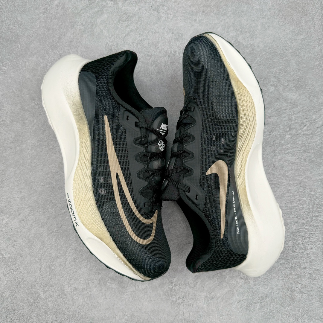 图片[3]-💰160 NK Zoom Fly 5 Premium\”Black Metallic Gold Grain\”飞行5代马拉松系列低帮透气休闲运动慢跑鞋“黑金属金”DM8968-002 NK 旗下跑鞋阵容持续迎来新成员，今回正式登场的鞋型为 Zoom Fly 5，全鞋大量采用回收材料制成，鞋面搭载创新 Flyknit 技术打造的编织网眼，同时考量了舒适、性能与可持续性，首发配色分别提供黑与橄榄绿两种款式可选。采用大型 ZoomX 中底与 Swoosh 徽标注入等变化，鞋侧还有「Push Limits + Break Barriers」字样叙述。尺码：36 36.5 37.5 38 38.5 39 40 40.5 41 42 42.5 43 44 44.5 45 编码：yby2936030-运动鞋