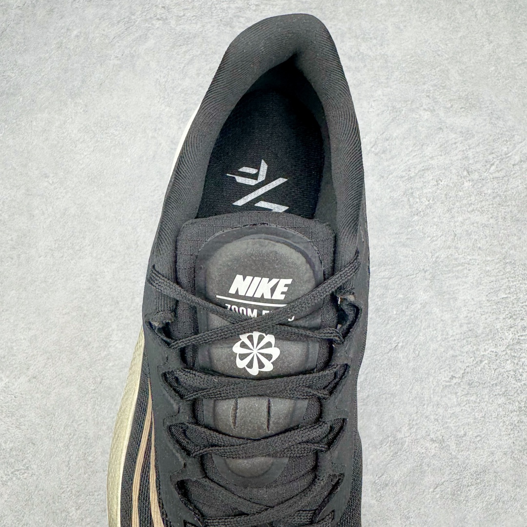 图片[5]-💰160 NK Zoom Fly 5 Premium\”Black Metallic Gold Grain\”飞行5代马拉松系列低帮透气休闲运动慢跑鞋“黑金属金”DM8968-002 NK 旗下跑鞋阵容持续迎来新成员，今回正式登场的鞋型为 Zoom Fly 5，全鞋大量采用回收材料制成，鞋面搭载创新 Flyknit 技术打造的编织网眼，同时考量了舒适、性能与可持续性，首发配色分别提供黑与橄榄绿两种款式可选。采用大型 ZoomX 中底与 Swoosh 徽标注入等变化，鞋侧还有「Push Limits + Break Barriers」字样叙述。尺码：36 36.5 37.5 38 38.5 39 40 40.5 41 42 42.5 43 44 44.5 45 编码：yby2936030-运动鞋